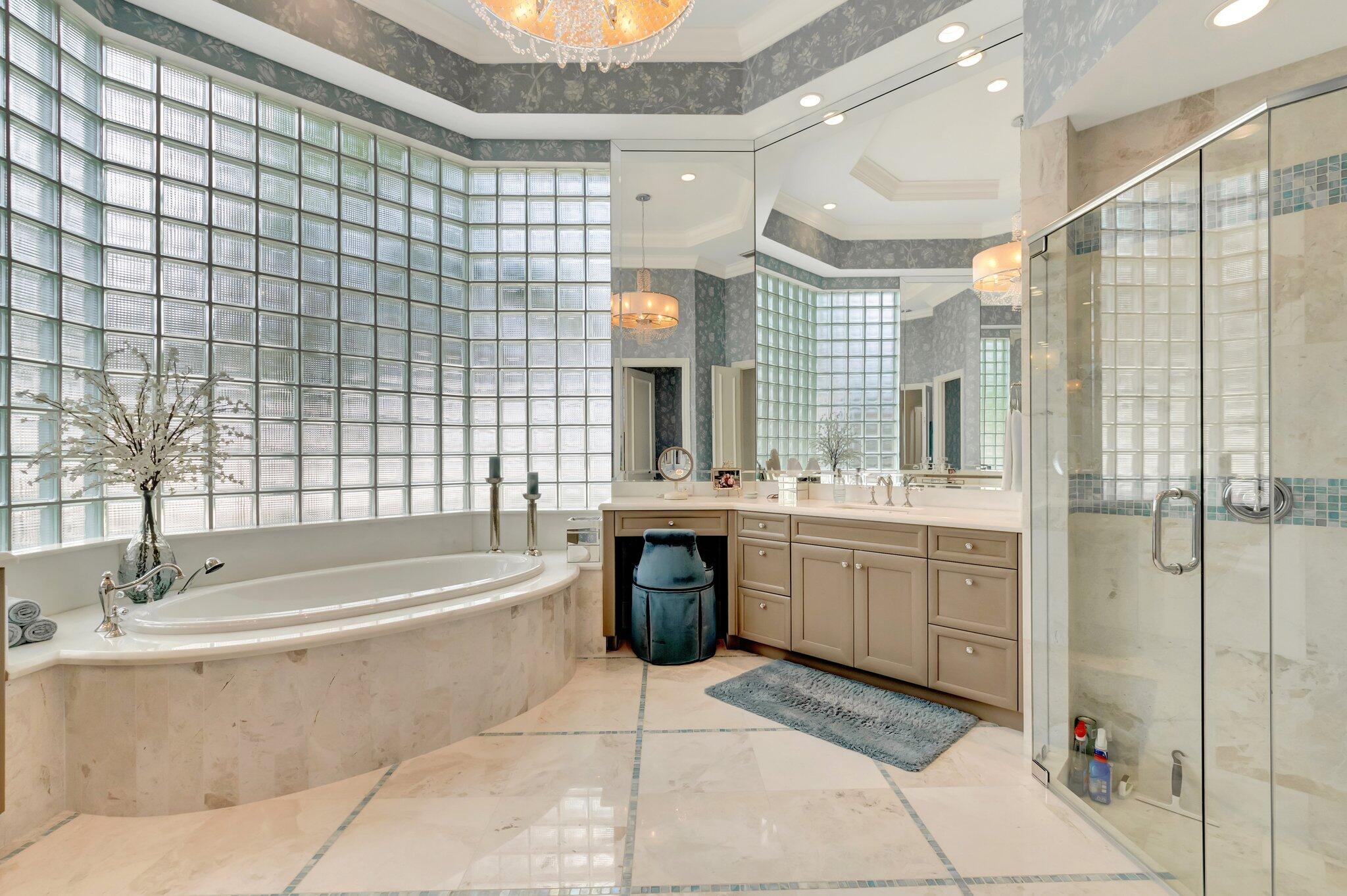 WINDSOR BAY WOODFIELD COUNTRY CLUB - Residential