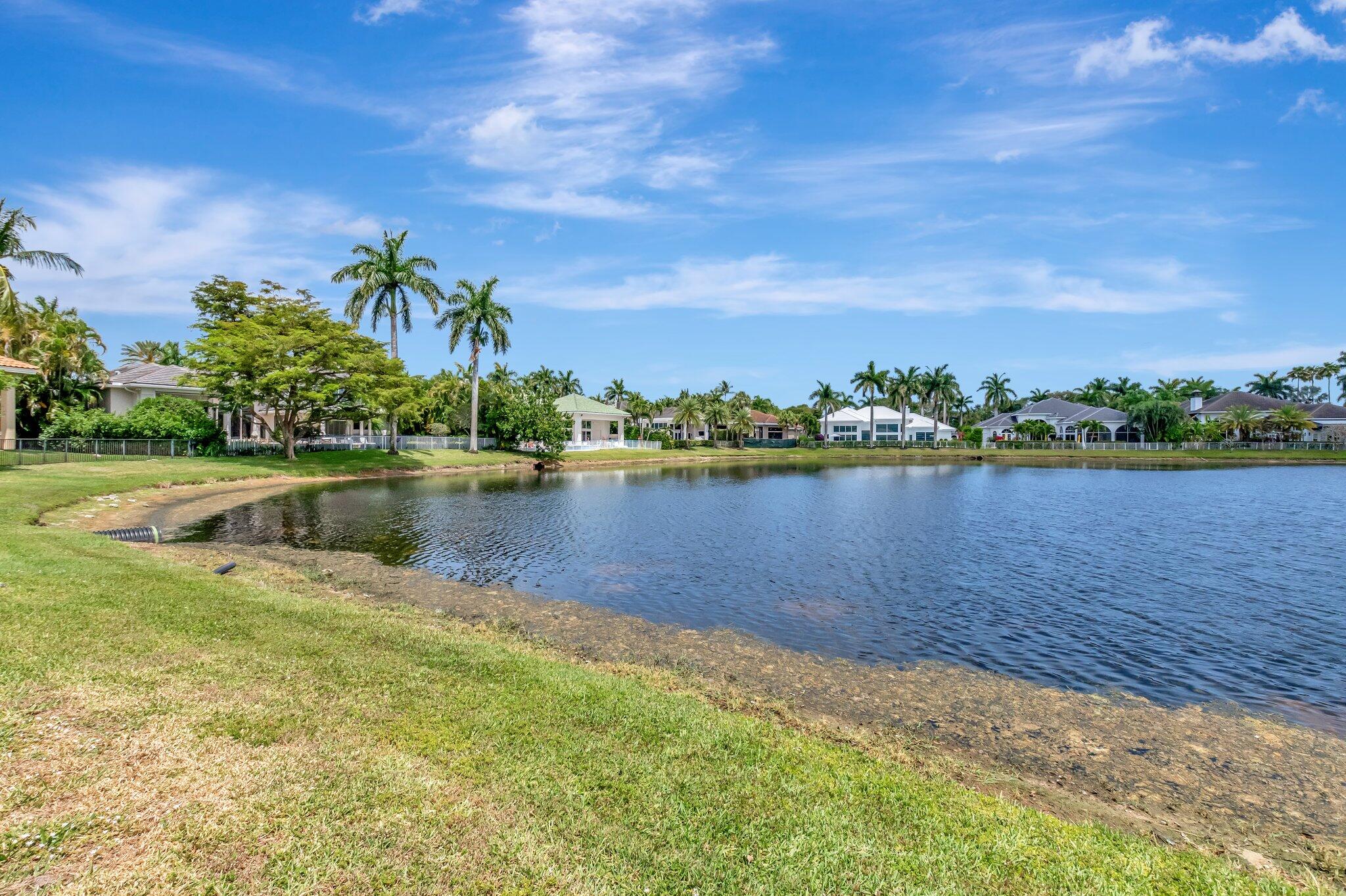 WINDSOR BAY WOODFIELD COUNTRY CLUB - Residential