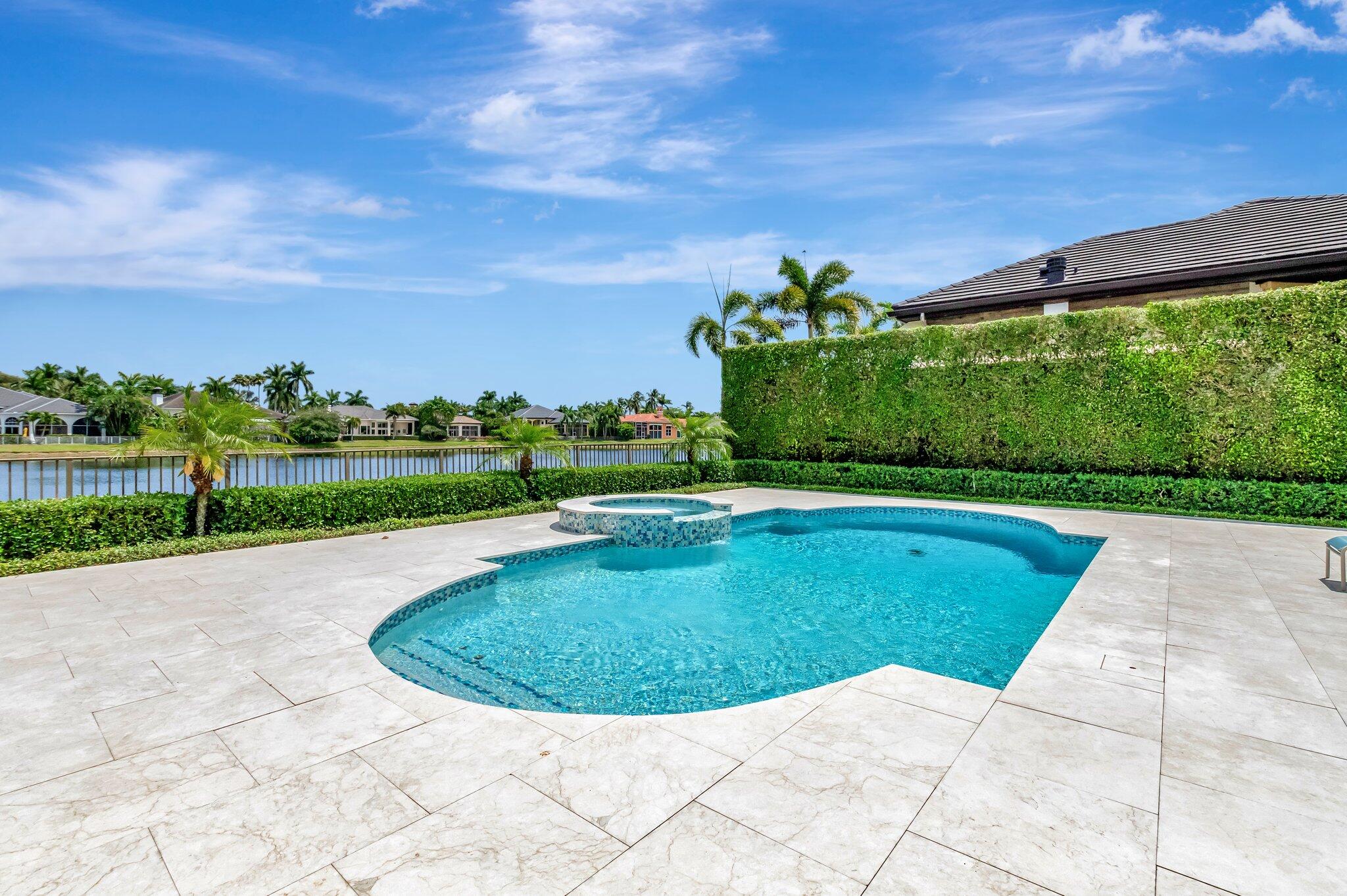 WINDSOR BAY WOODFIELD COUNTRY CLUB - Residential
