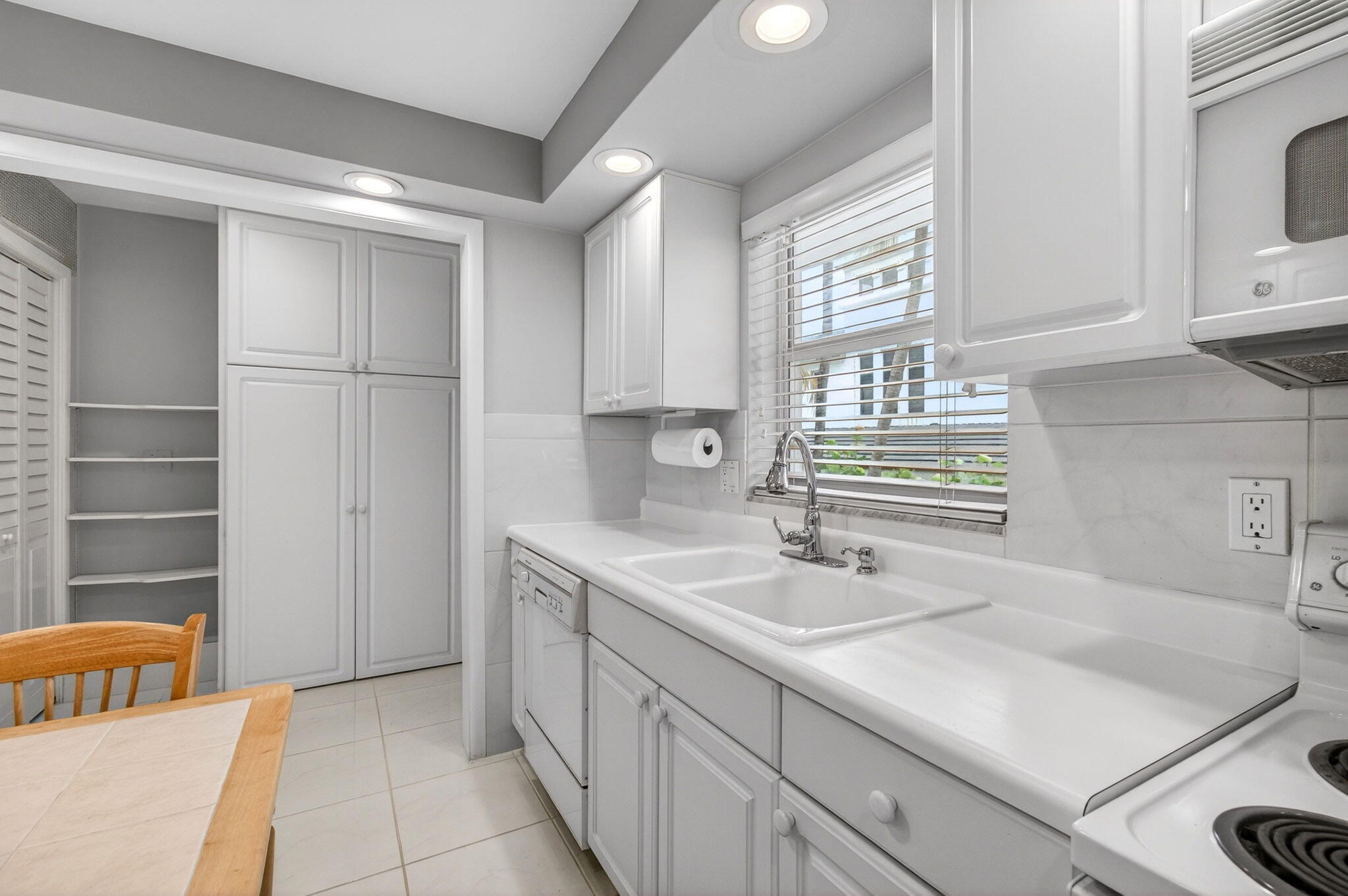 CARLTON HOUSE CONDO - Residential