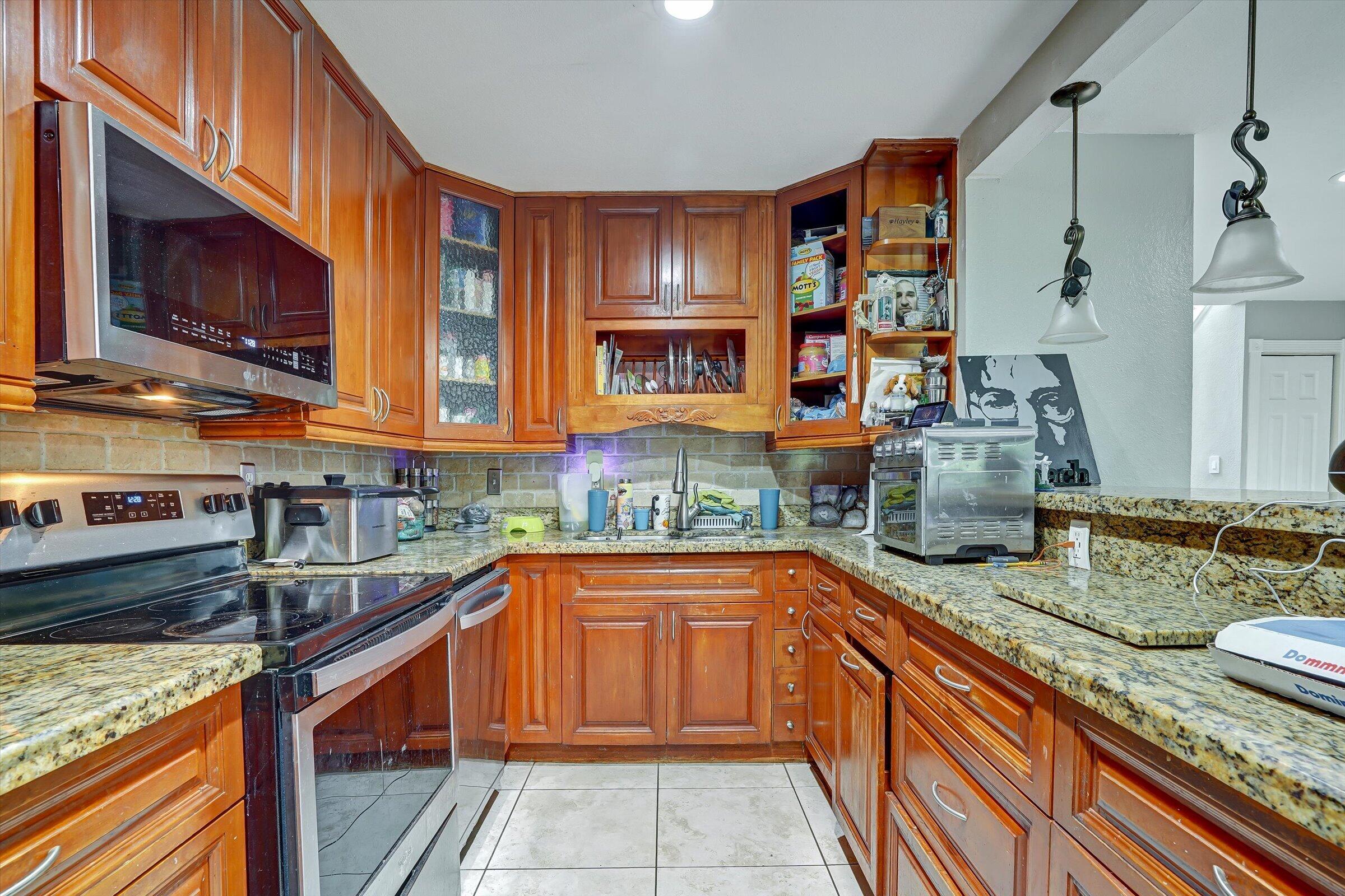 PEMBROKE POINTE SECTION THREE - Residential