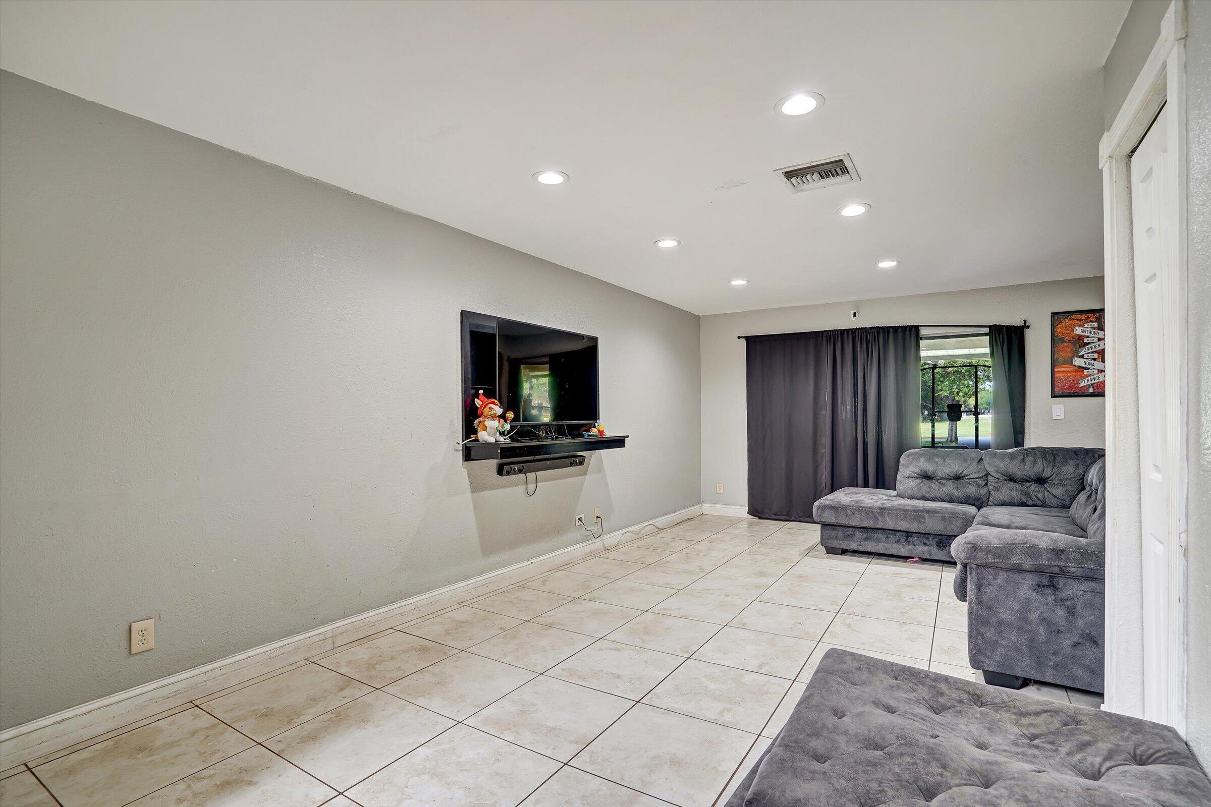 PEMBROKE POINTE SECTION THREE - Residential