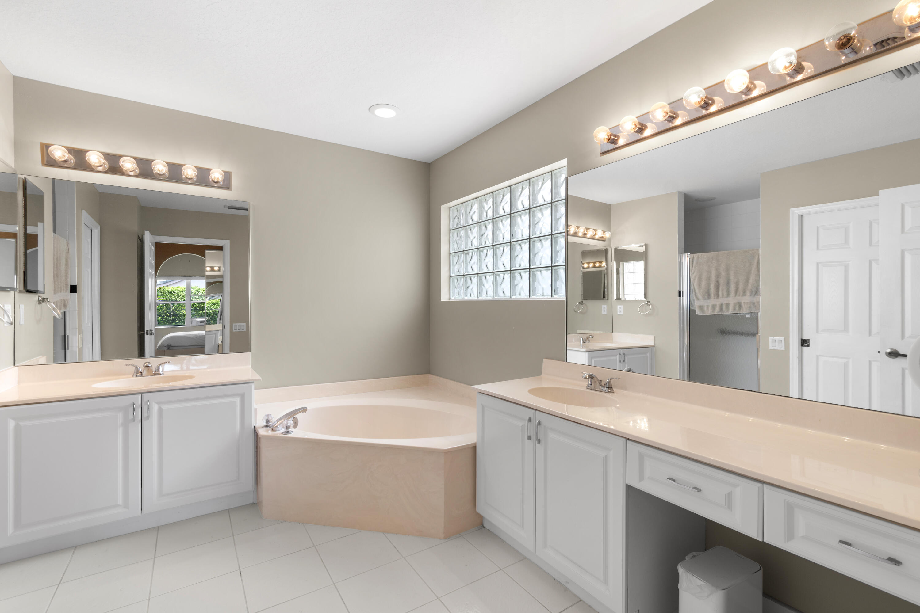 LAKERIDGE GREENS AT PIPERS GLEN - Residential