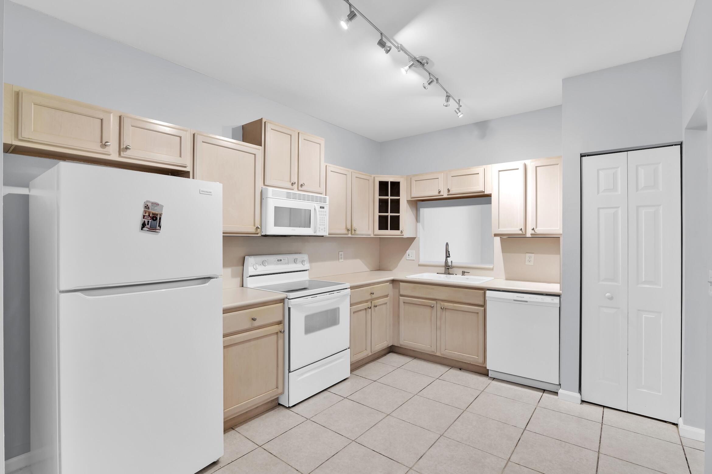 MIZNER POINTE OF BOCA VIA ANCHO - Residential