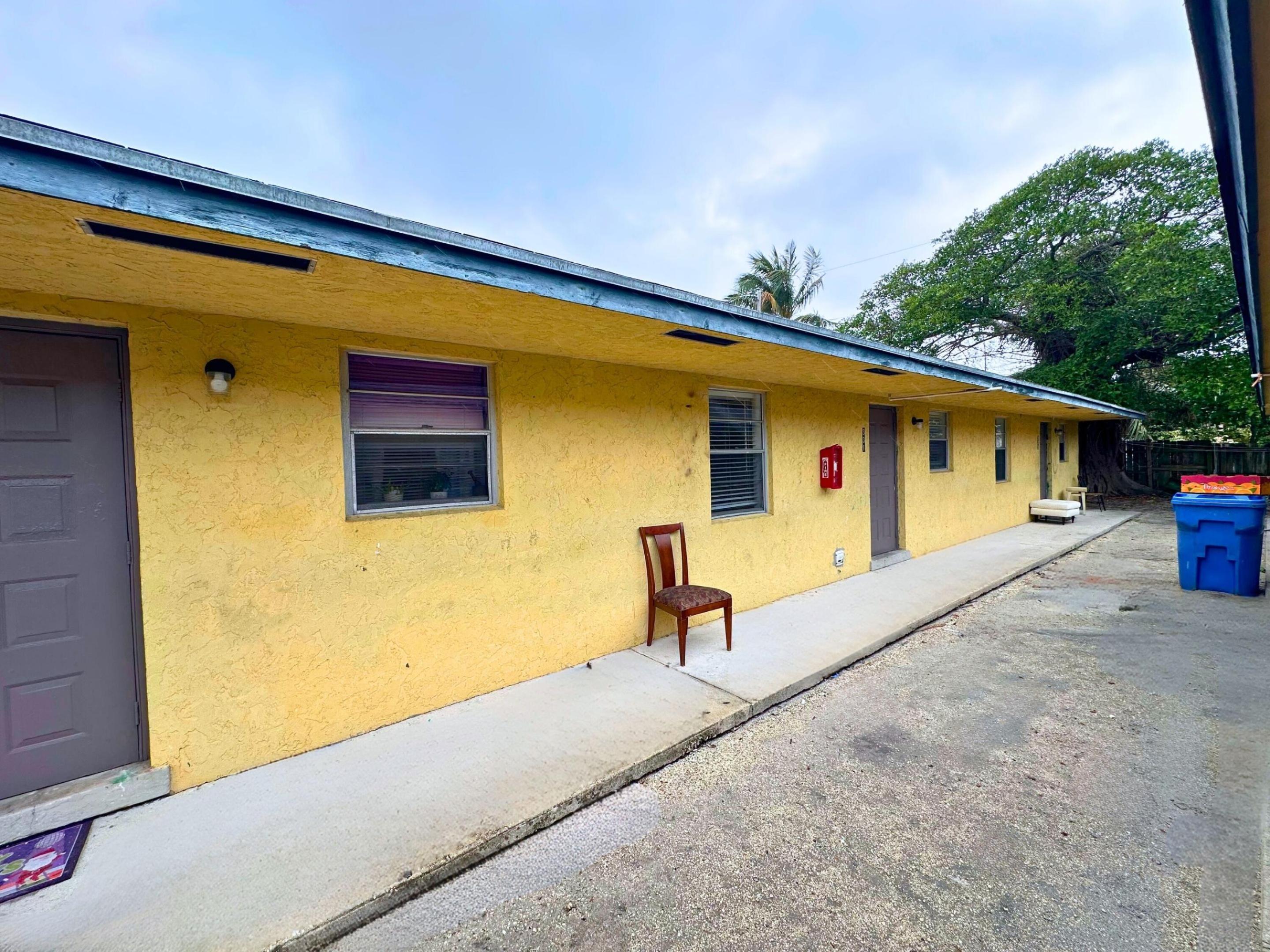 LANTANA PLAZA - Residential Lease