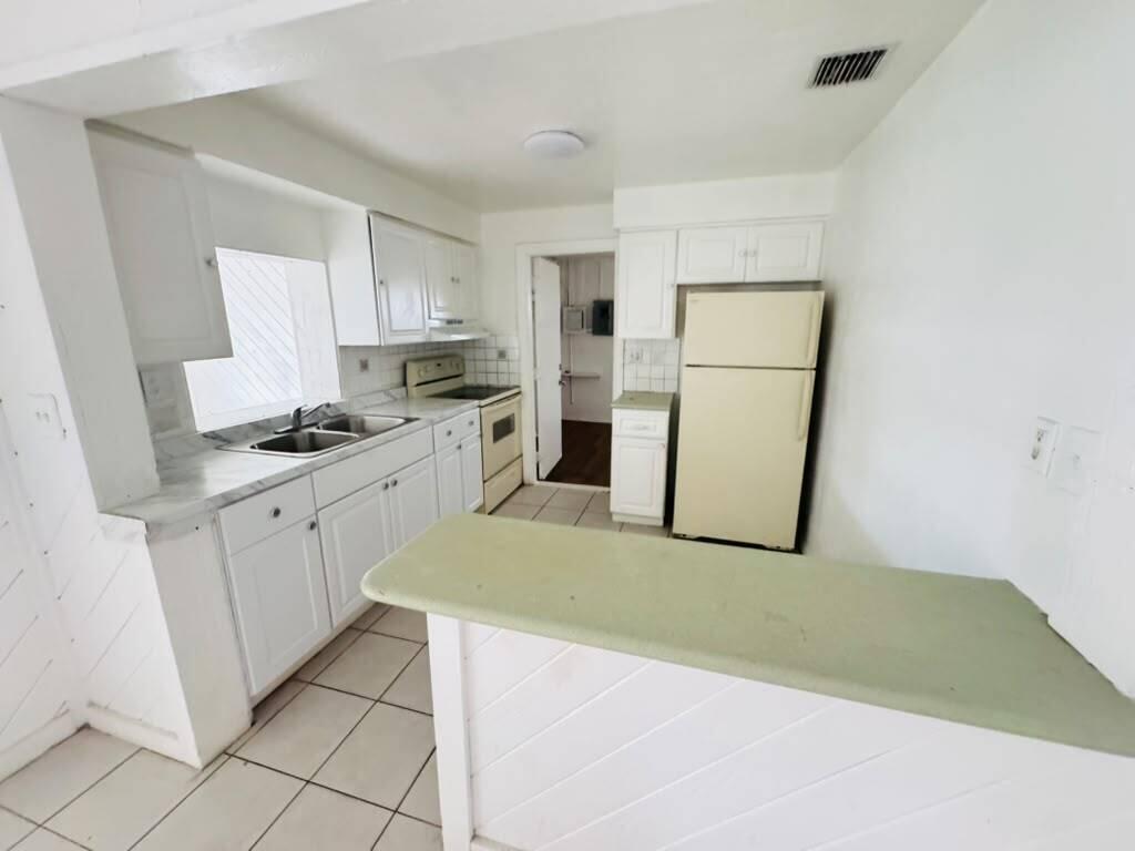SUNRISE GOLF VILLAGE THIRD ADD - Residential Lease