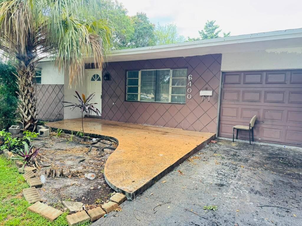Great 3 bedroom house plus den with a large backyard is waiting for a new tenant! EASY and QUICK MOVE IN. NO MINIMUM CREDIT SCORE is required. A convenient location - close to highways, shopping, hospital. Pets are welcome!