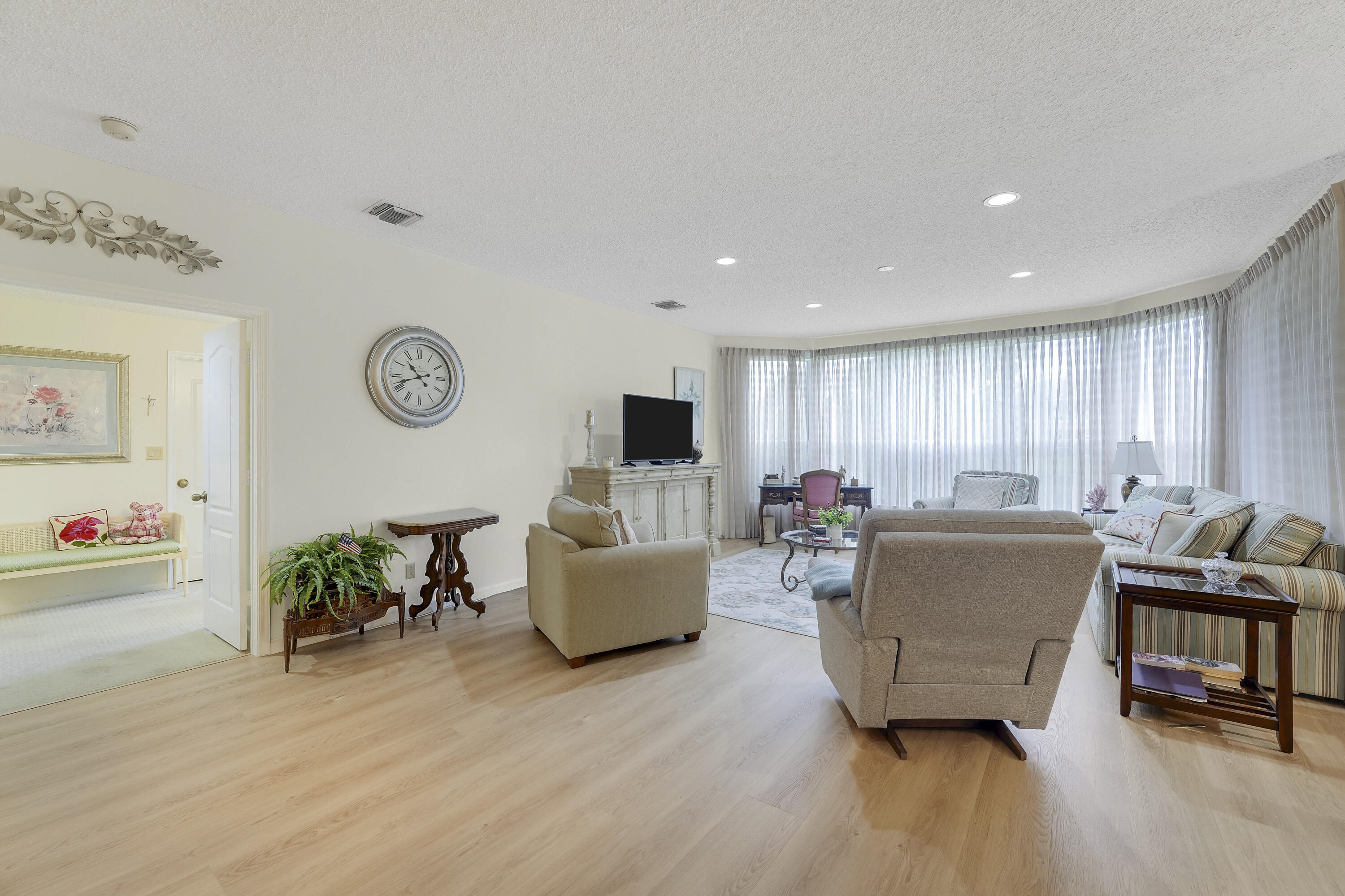 LEGENDS CONDO - Residential