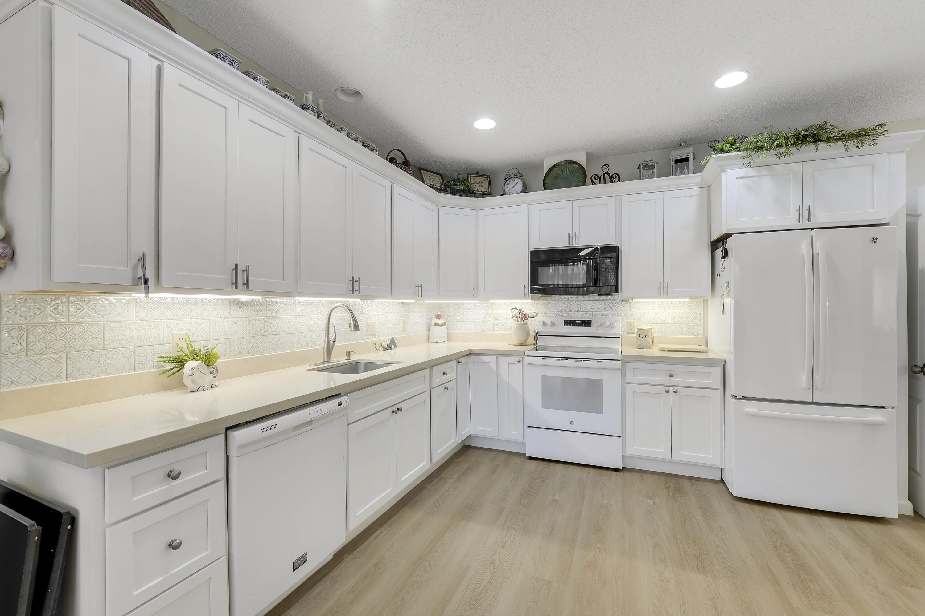 LEGENDS CONDO - Residential