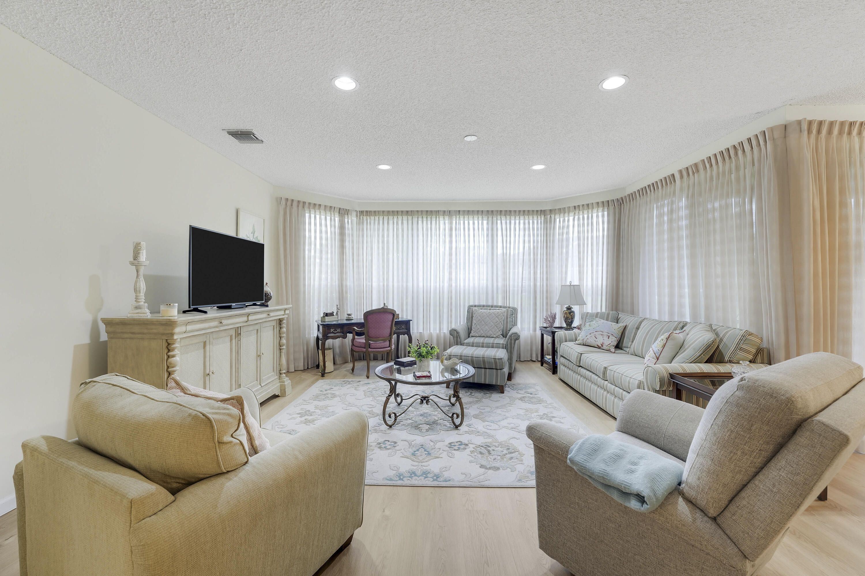 LEGENDS CONDO - Residential
