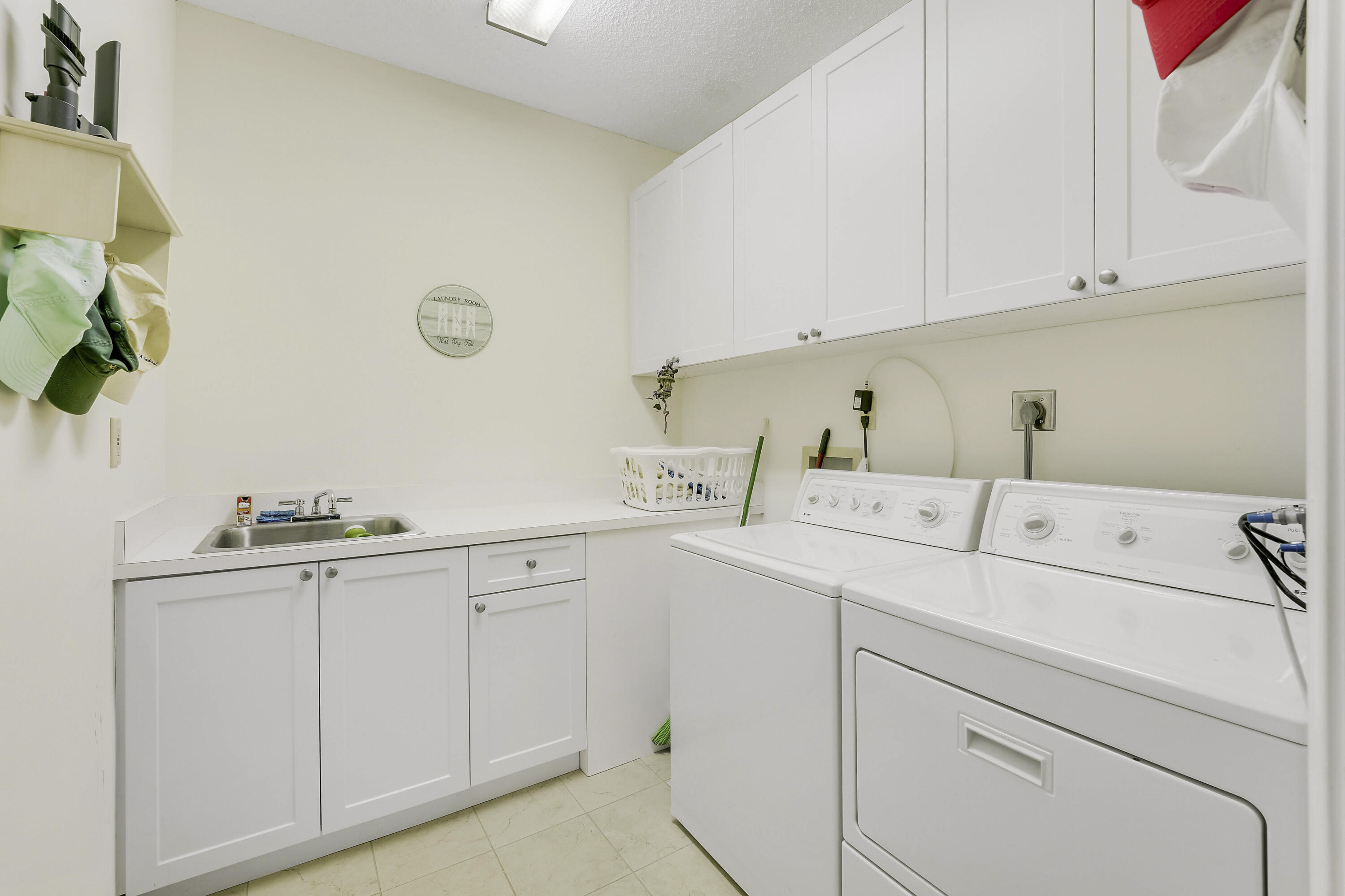 LEGENDS CONDO - Residential