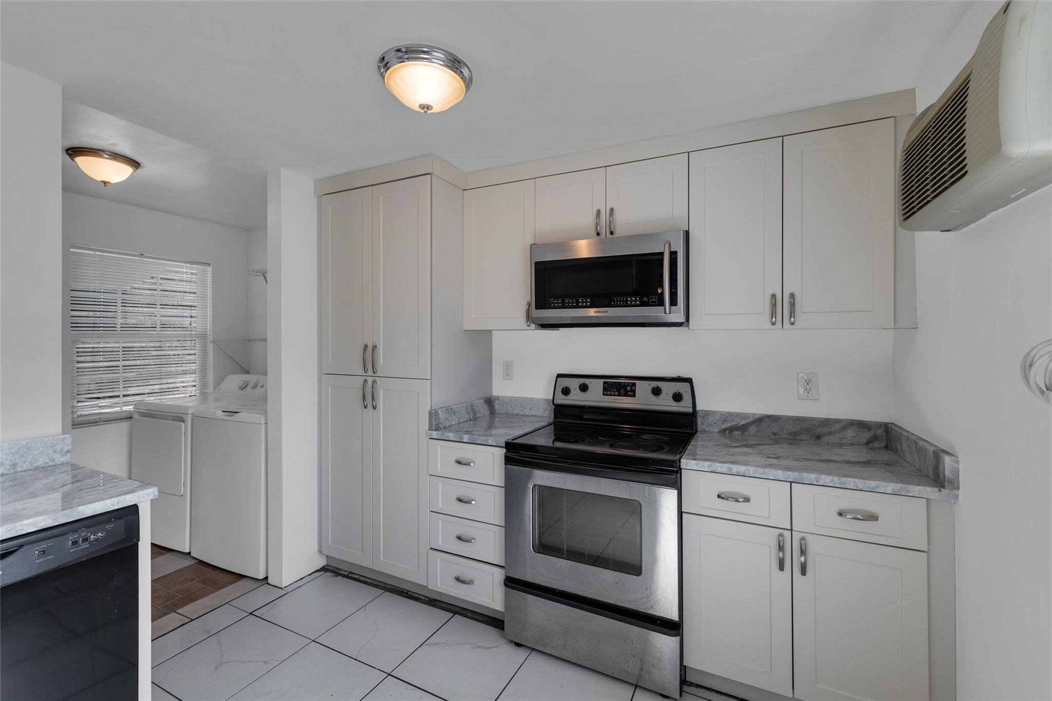 TAMARAC LAKES SECOND SEC - Residential Lease