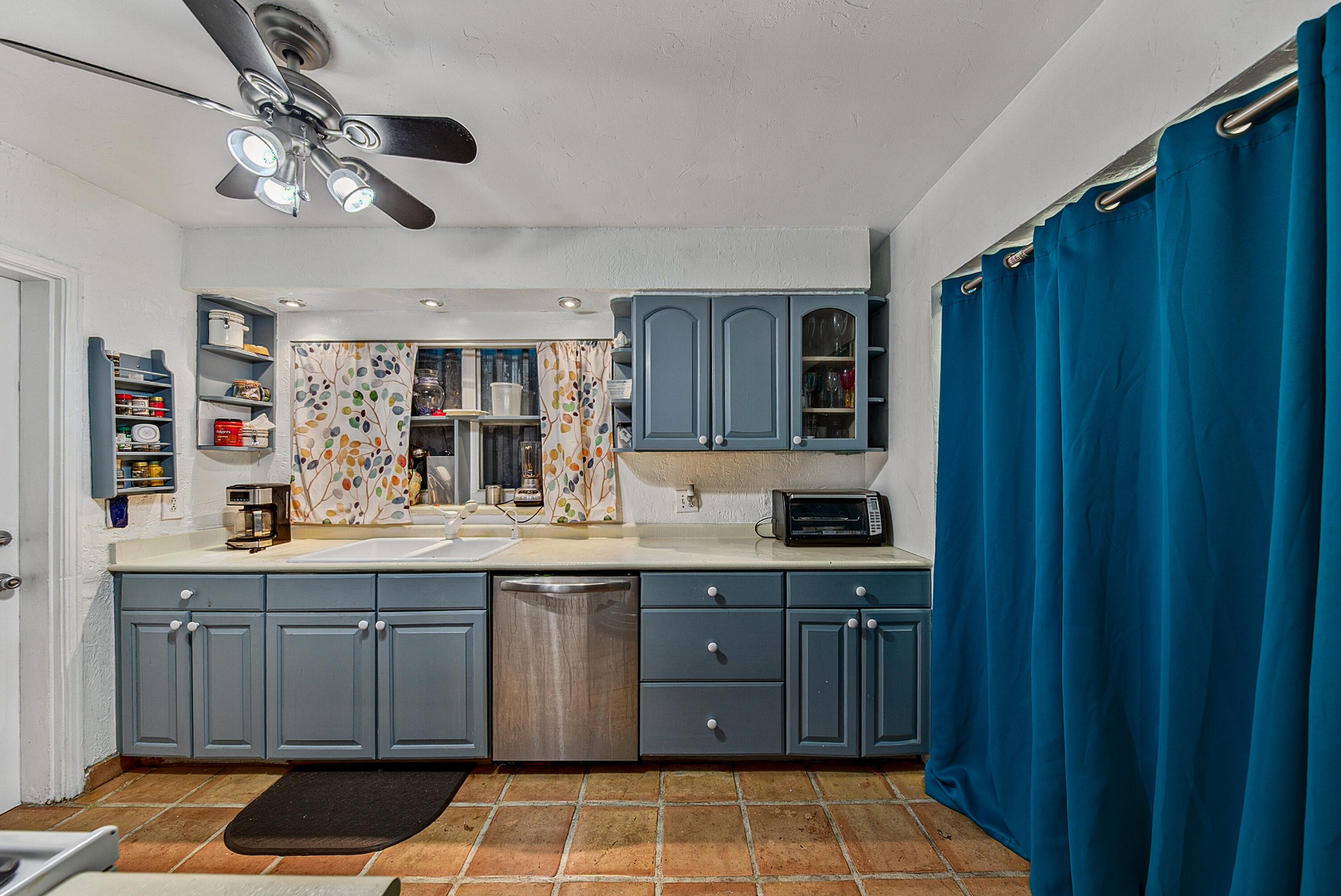 LAUDERDALE BEACH - Residential Income