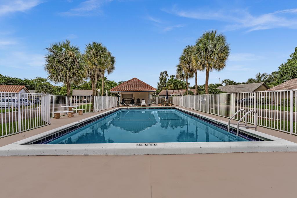 SHADOW WOOD VILLAS - Residential