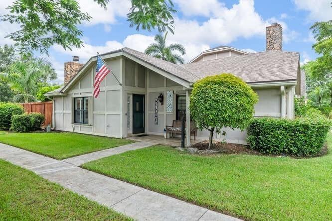 Welcome to your backyard oasis in the heart of Wellington. This beautiful 3/2 home has been renovated for you to enjoy all the comfort and luxury of home, while you are enjoying Florida sunshine. Conveniently located right off of Forest Hill Blvd., close to shopping, restaurants, golf and all of Wellington's world famous equestrian events.