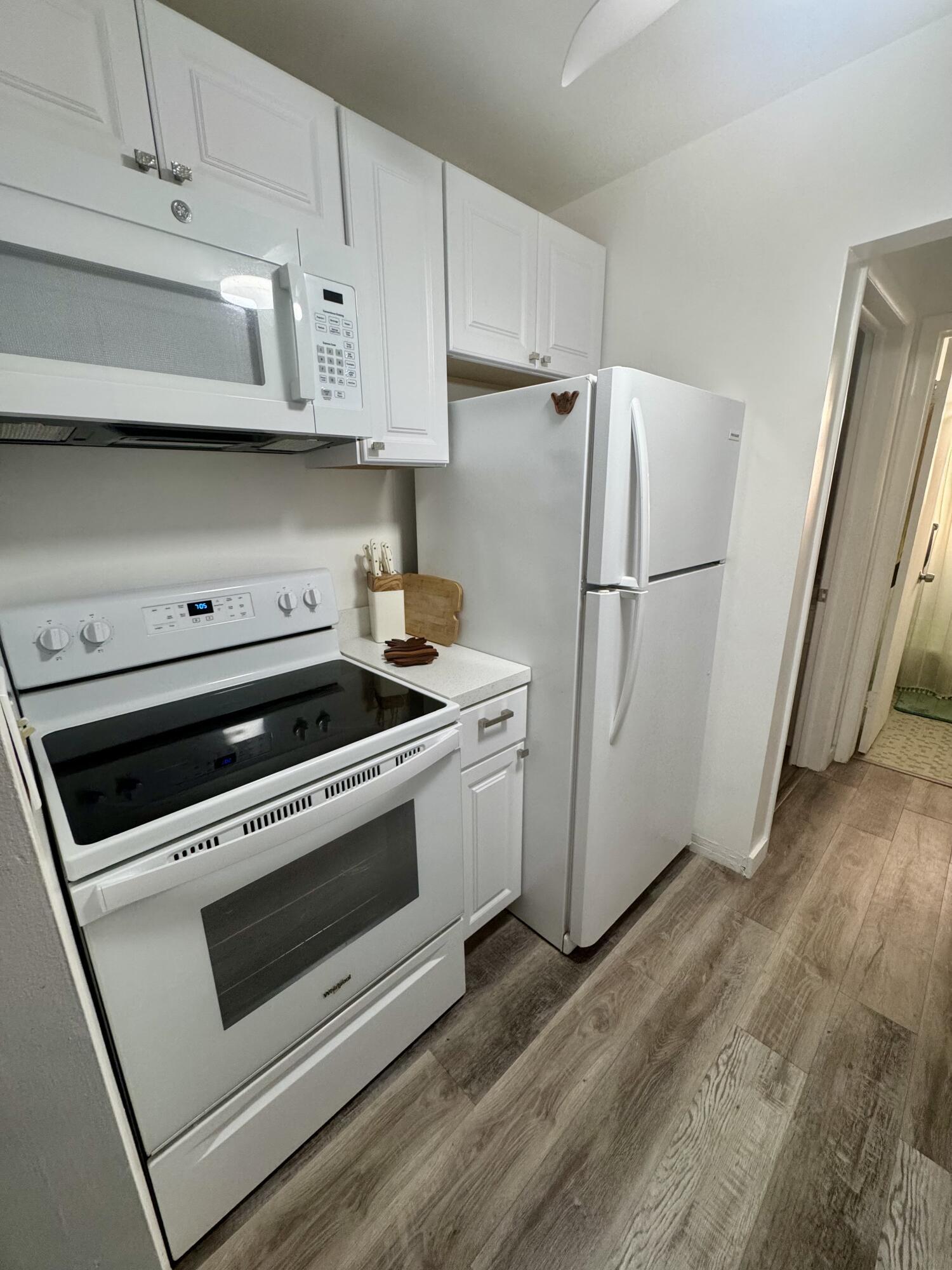 Cozy totally renovated second floor 1 bedroom 1 bathroom apartment near inter-coastal. Fully furnished/turnkey. Queen size bed. Queen Sofa bed in living area. Vinyl flooring throught , Condo located short walk to downtown Lake Worth and beach. Quiet street. Water & electricity up to $ 100 included in rent. Annual rent, open to 6+ month, A must see !
