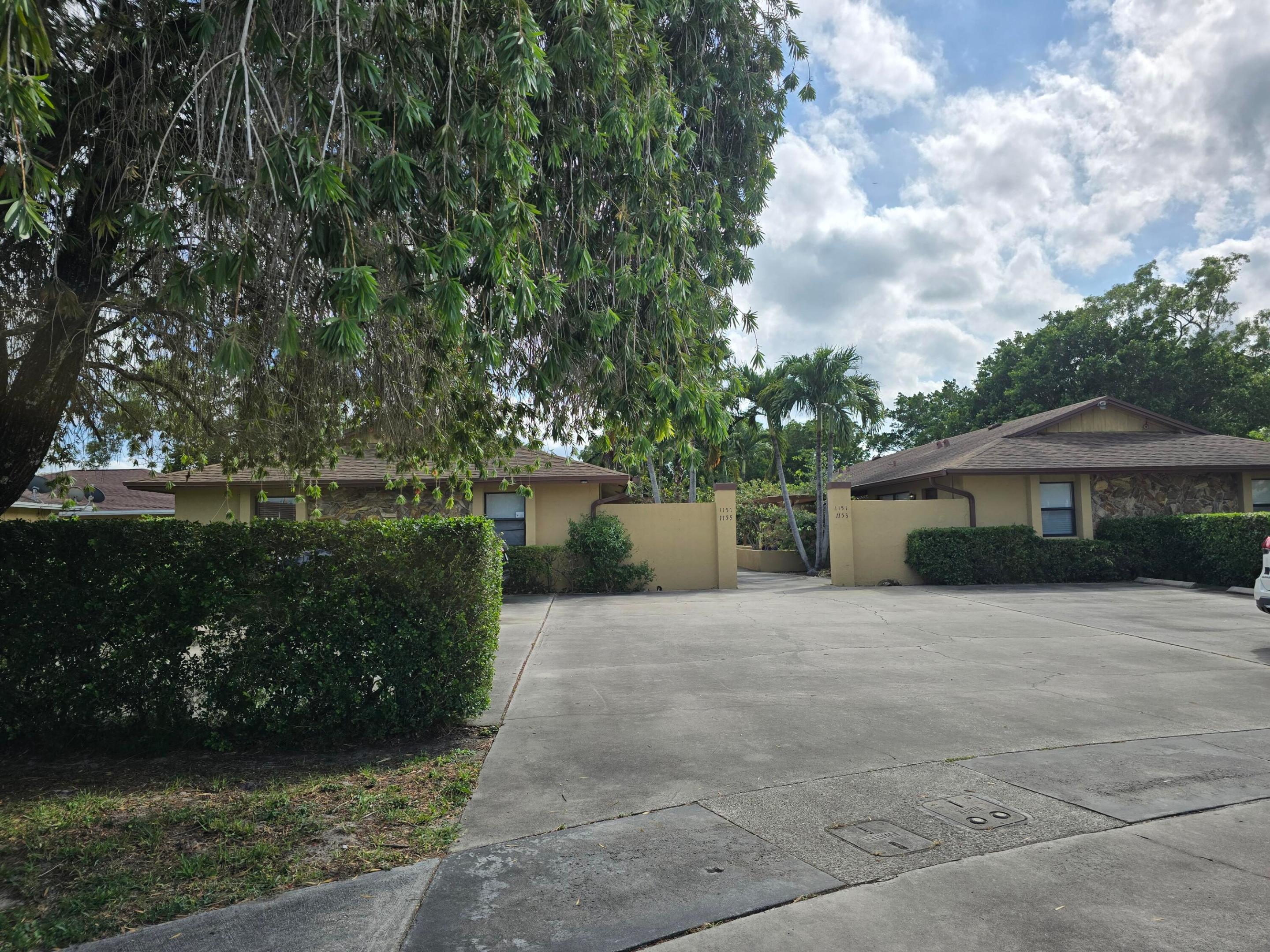 3 BED, 2 BATH, ALL BIG ROOMS, EAT IN KITCHEN. MASTER BEDROOM HAS 2 CLOSET. SPLIT BEDROOM PLAN. WASHER AND DRYER ARE INCLUDED.  WELLINGTON HAS LOTS OF PARKS, LOTS OF ACTIVITIES AND A BOYS AND GIRLS CLUB,   PARKING FOR 2 CARS RIGHT IN FRONT OF YOUR UNIT. BEST PART THIS PROPERTY SITS IN A CUL-D-SAC.