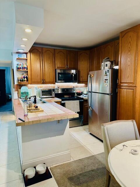 WILTON SHORES EAST CONDO - Residential
