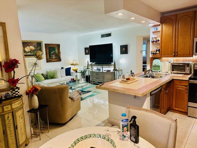 WILTON SHORES EAST CONDO - Residential