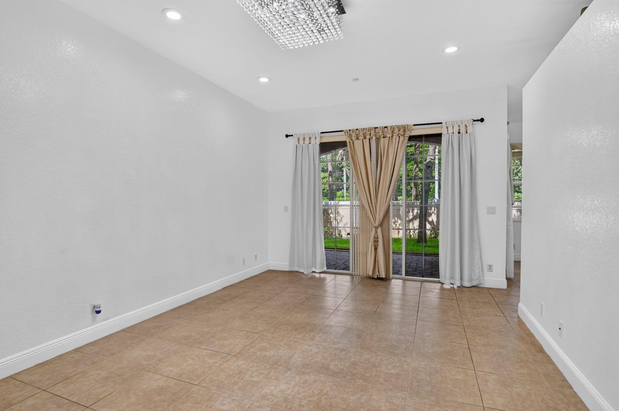 CARRIAGE POINTE - Residential