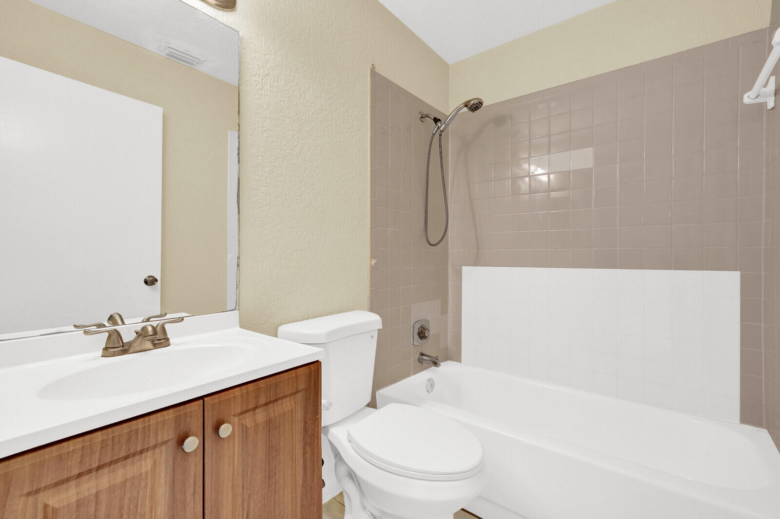 STRAWBERRY LAKES 4 - Residential Lease