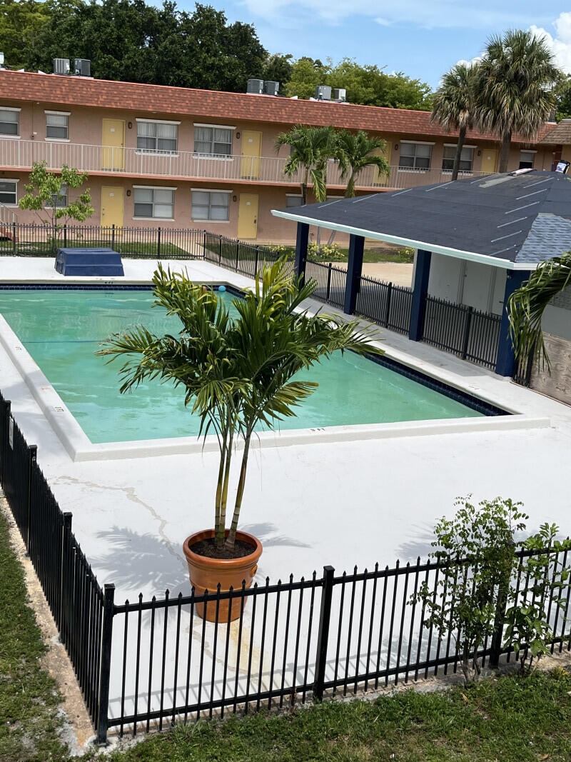 COURTS AT OAKLAND PARK - Residential