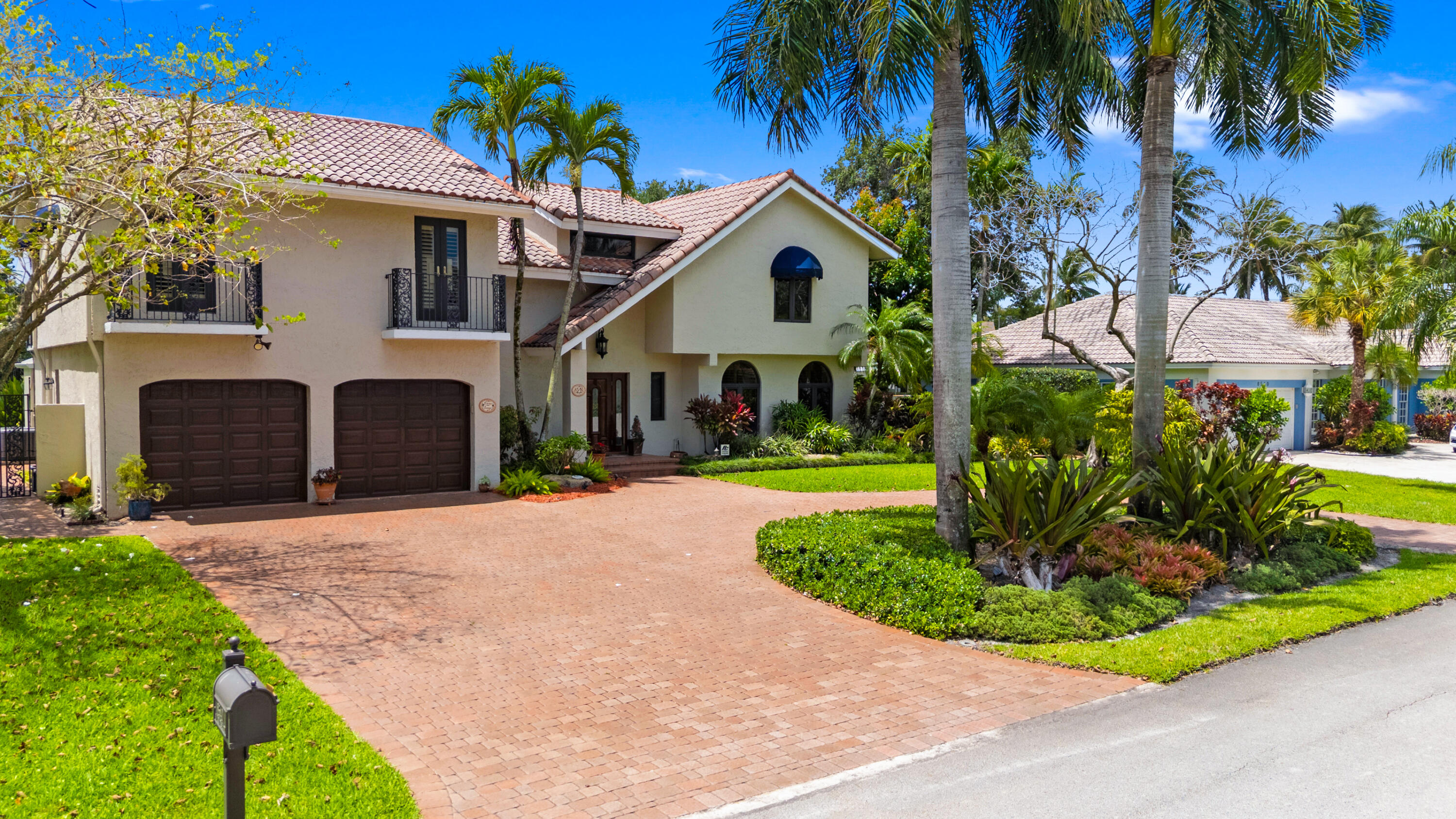 THIS HOUSE CHECKS A LOT OF BOXES! 5 BEDS, 5.5 BATHS, JUST UNDER 4,000 LA SQ FT. IMPACT WINDOWS AND DOORS. 2006 ROOF, CIRCULAR DRIVEWAY FOR 8 CARS + 2-CAR GARAGE. 4 NEWER A/C UNITS, 80GL WATER HEATER. UPDATED ELECTRICAL PANEL. RECENTLY REMODELED KITCHEN W/ GRANITE COUNTERS, WOOD CABINETS AND SS APPLIANCES. 1 BEDROOM 1.5 BATH DOWNSTAIRS. THE OVERSIZED PRIMARY ROOM IS UPSTAIRS. IT INCLUDES TWO SEPARATE HIS-AND-HER BATHROOMS W/ FRAMELESS GLASS SHOWERS/GRANITE COUNTERS. IT ALSO HAS A LARGE BALCONY OVERLOOKING THE POOL AND LAKE. ADDITIONAL FEATURES INCLUDE UPDATED POOL W/ TRAVERTINE MARBLE DECK PAVERS, PRIVATE DOCK, A COZY CONVERSATION LOUNGE W/ FIREPLACE, OUTDOOR PERGOLA, FULLY FENCED YARD AND SOUTH-FACING BACKYARD/POOL AREA. PROFESSIONALLY LANDSCAPED. SPRINKLER WATER COMES FROM THE LAKE.