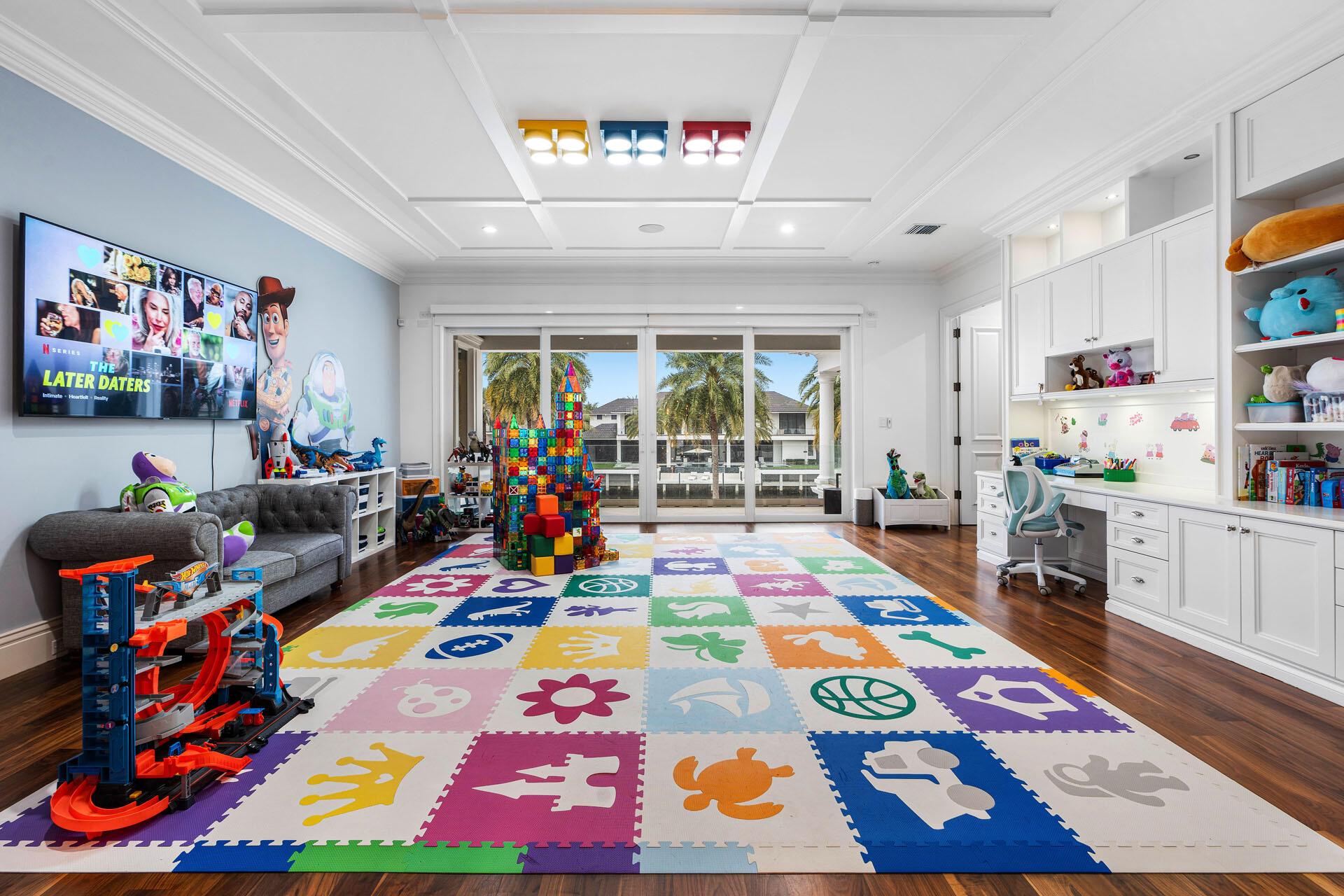 ROYAL PALM YACHT & COUNTRY CLUB - Residential