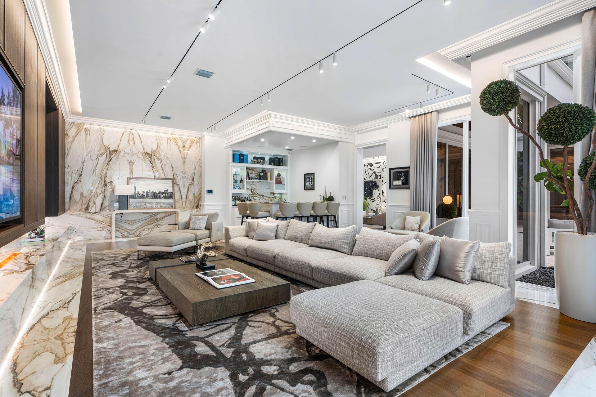 ROYAL PALM YACHT & COUNTRY CLUB - Residential