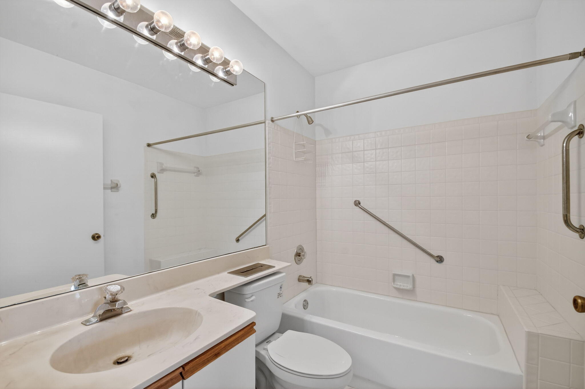ALEXANDRA VILLAGE CONDO PLATINA - Residential