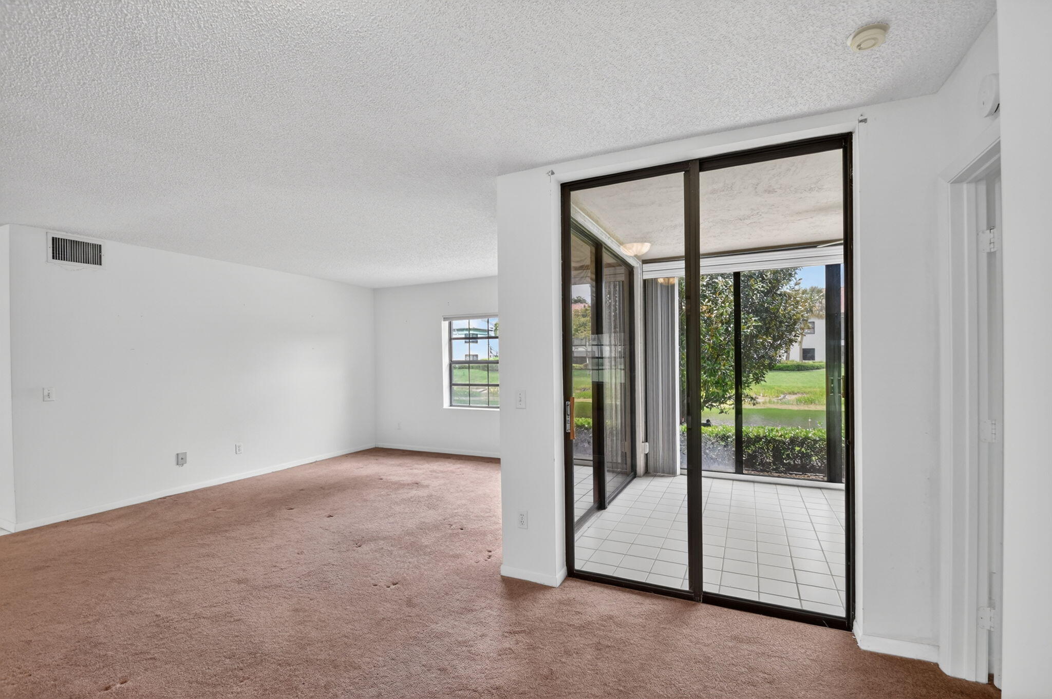 ALEXANDRA VILLAGE CONDO PLATINA - Residential