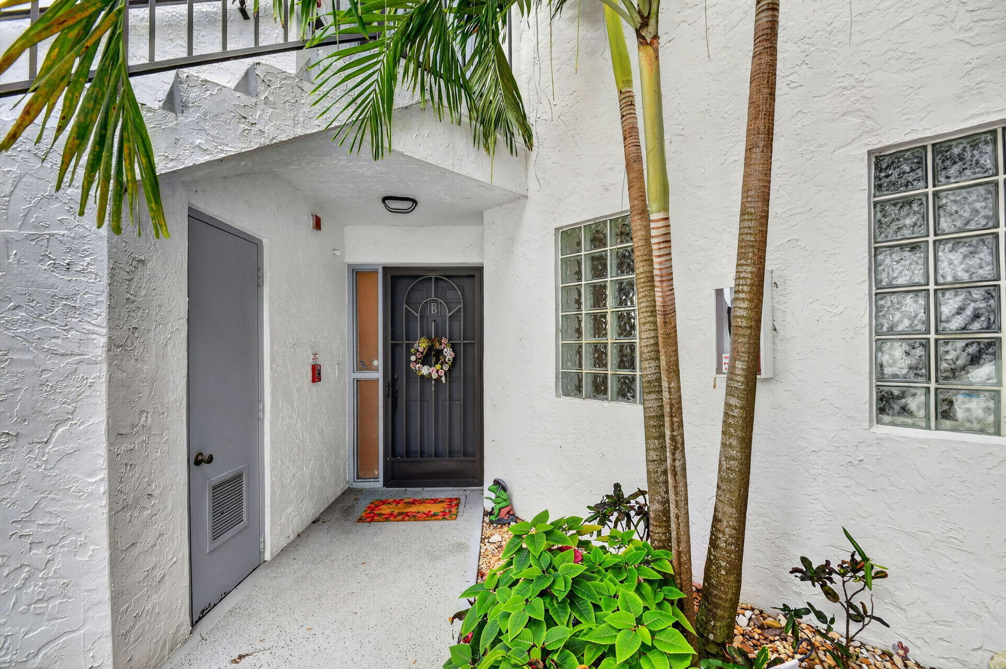 Create your own masterpiece in this  spacious first floor lake view unit featuring 3 bedrooms and 2 baths. Platina is an all age community located in the heart of Boynton Beach! The gated community with a  wide variety of activities  and sports  affords its residents a wonderful lifestyle within its gates.  Don't miss this opportunity to be a part of Platina!