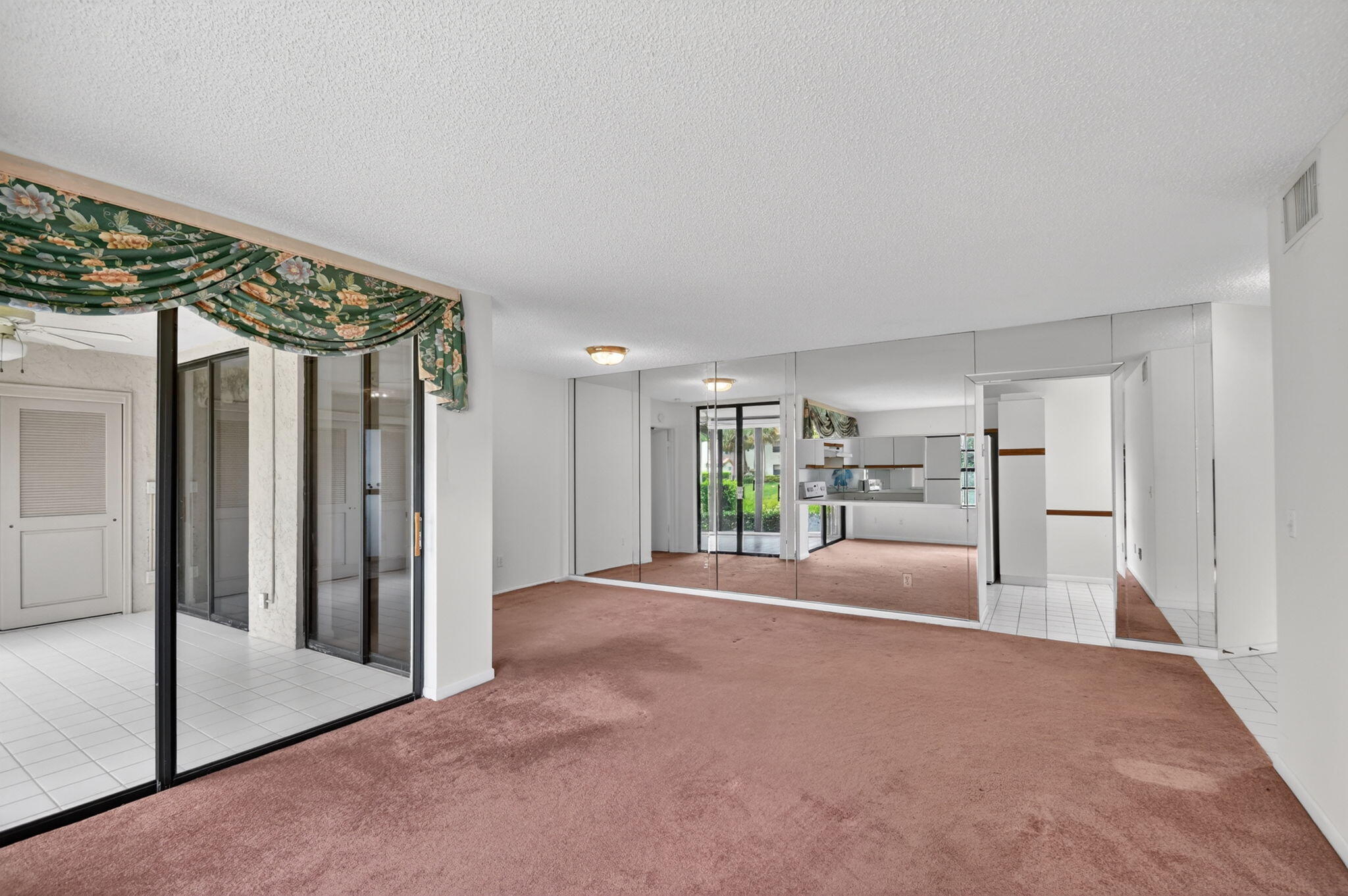ALEXANDRA VILLAGE CONDO PLATINA - Residential