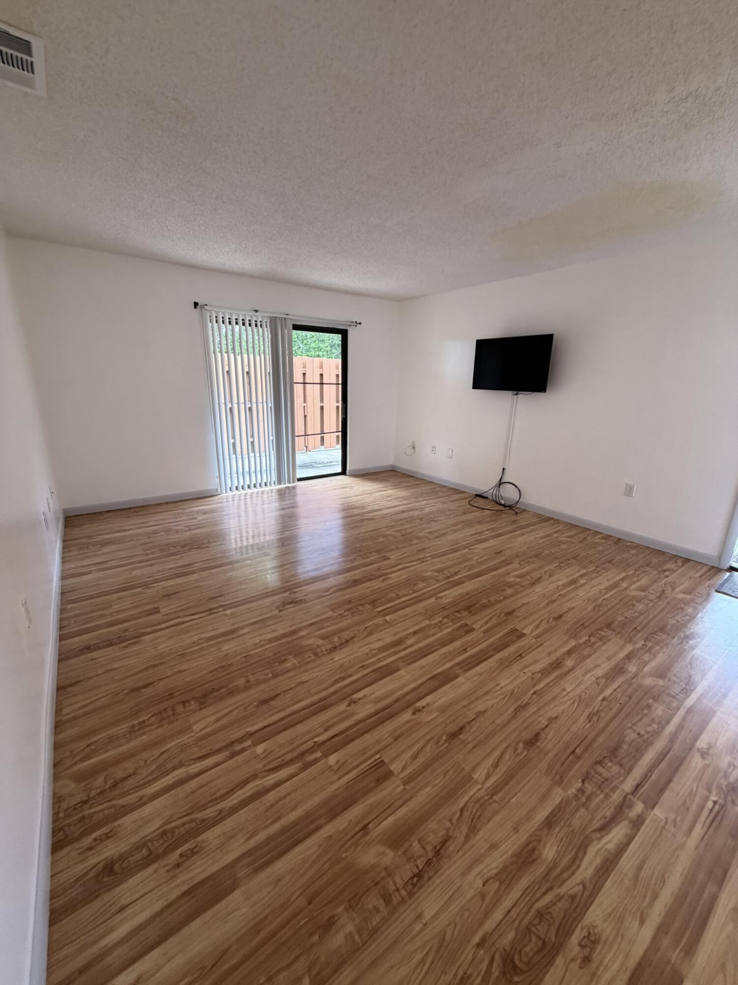 OAK LAKE VILLAS - Residential Lease