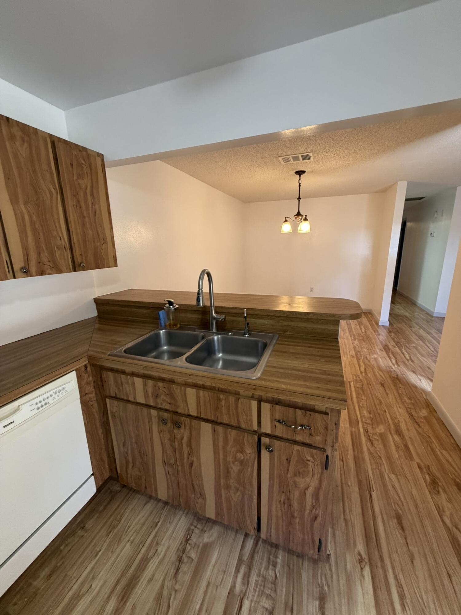 OAK LAKE VILLAS - Residential Lease