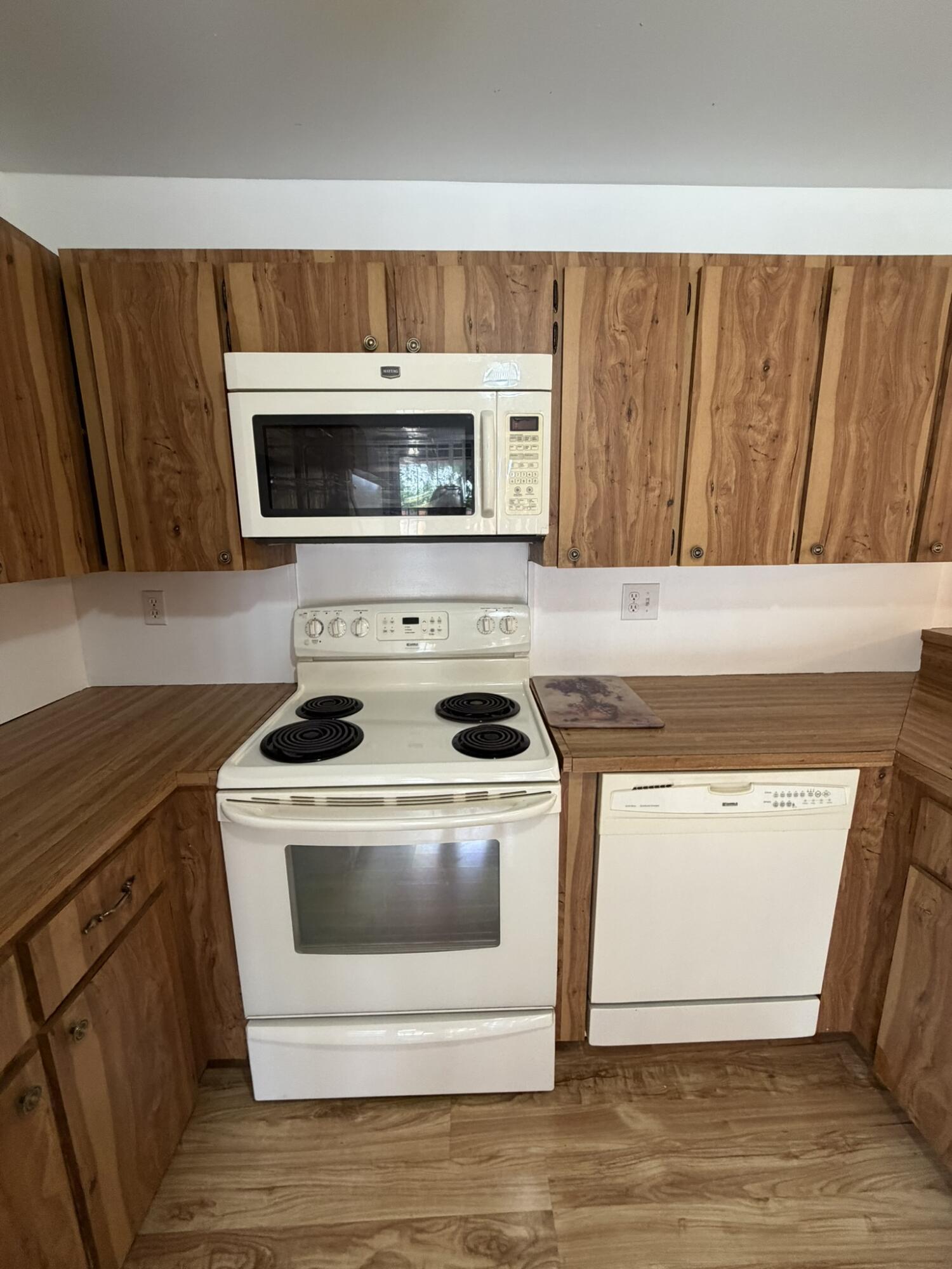 OAK LAKE VILLAS - Residential Lease