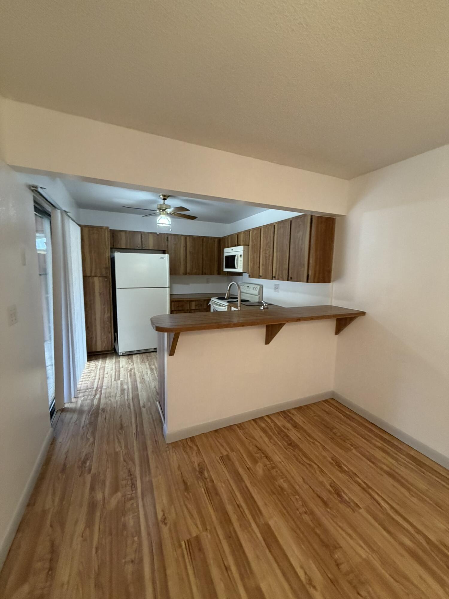 OAK LAKE VILLAS - Residential Lease