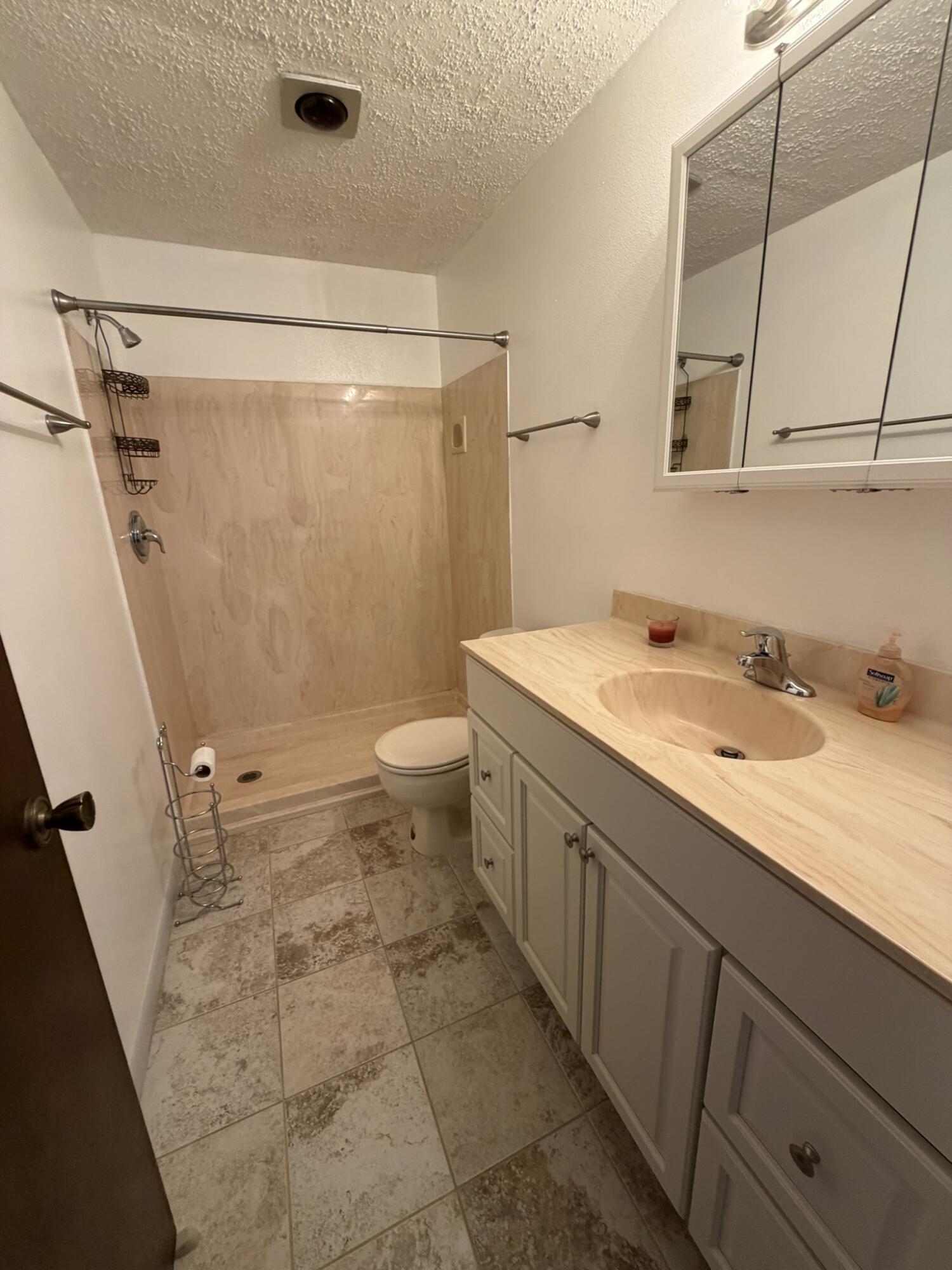 OAK LAKE VILLAS - Residential Lease