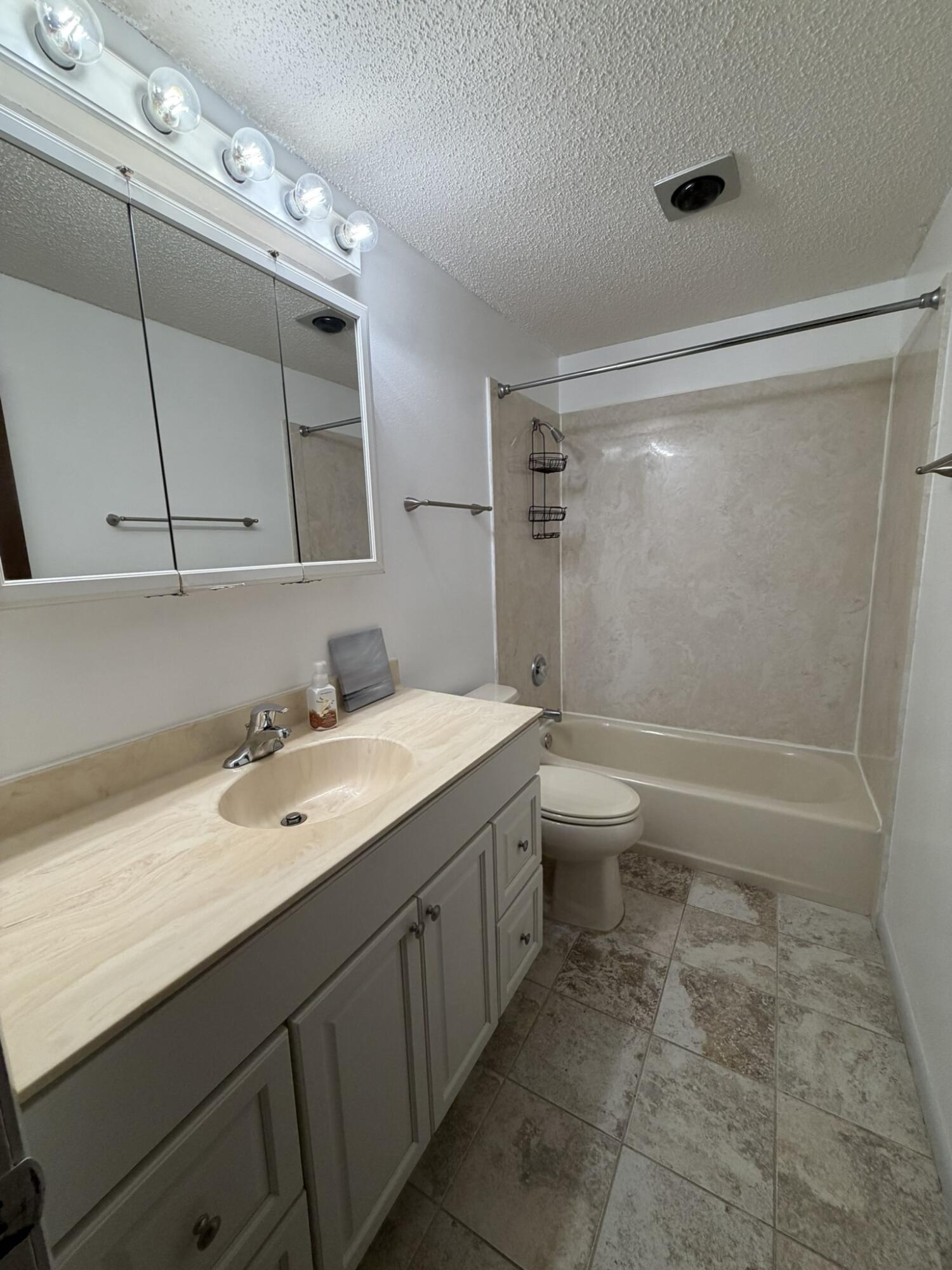 OAK LAKE VILLAS - Residential Lease
