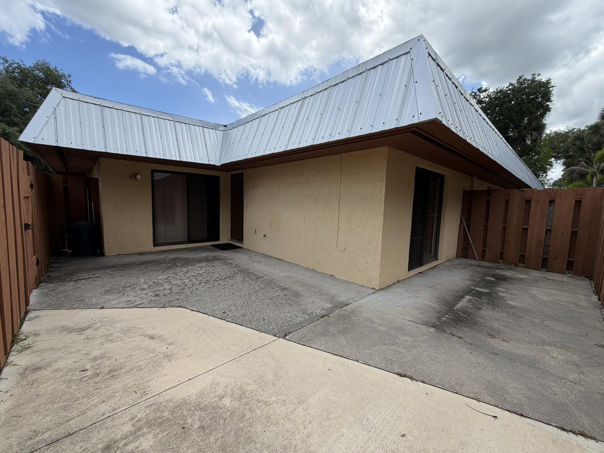 OAK LAKE VILLAS - Residential Lease