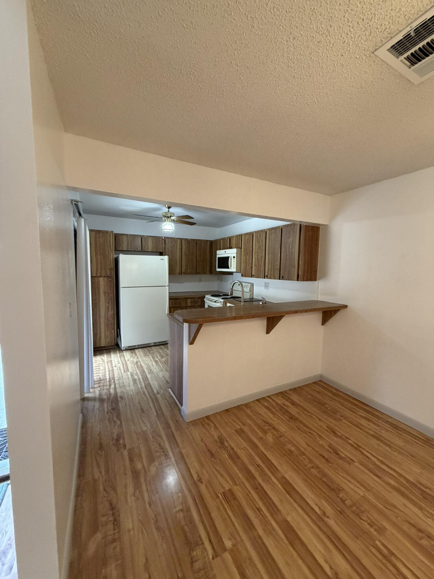 OAK LAKE VILLAS - Residential Lease