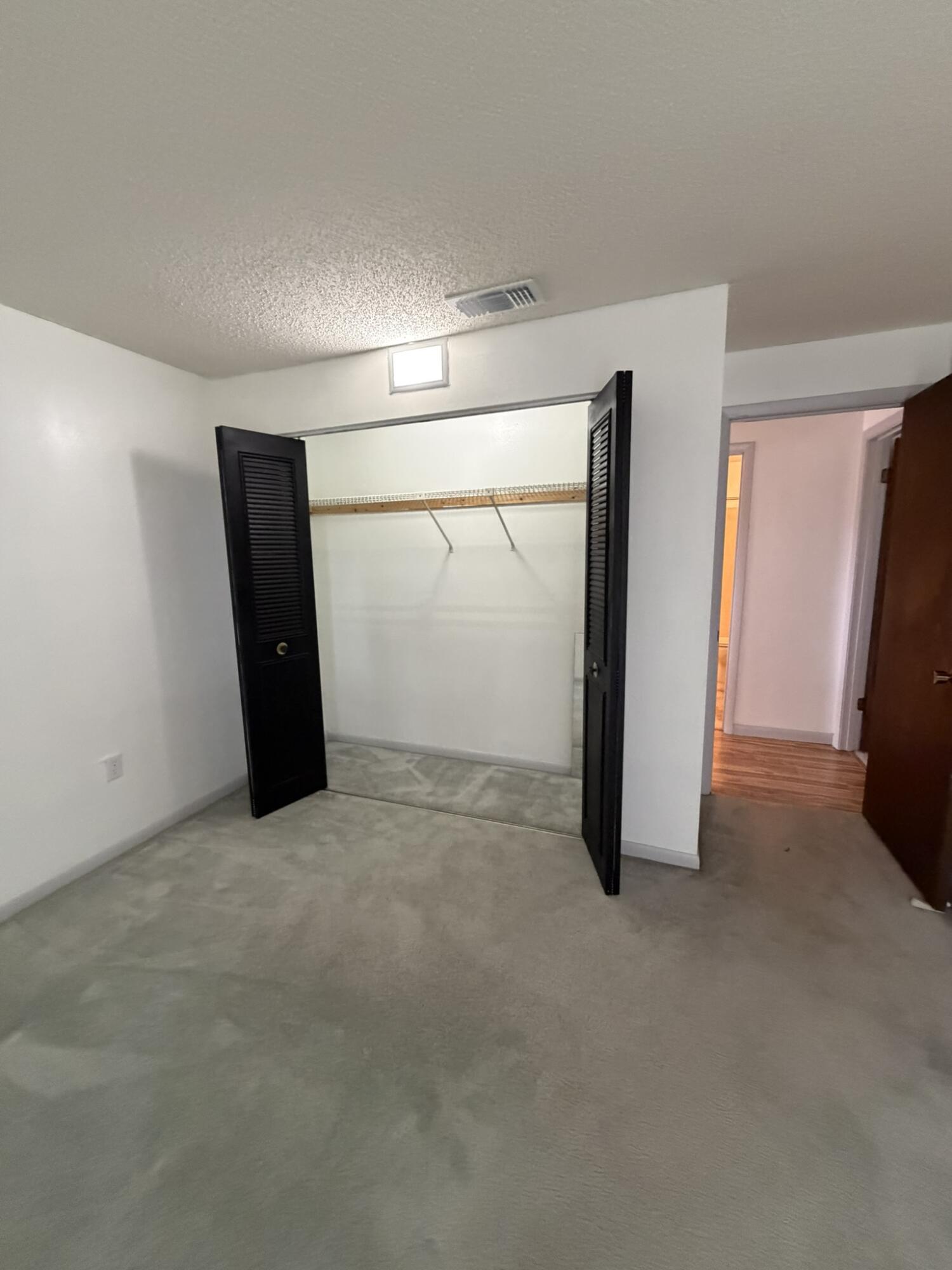 OAK LAKE VILLAS - Residential Lease