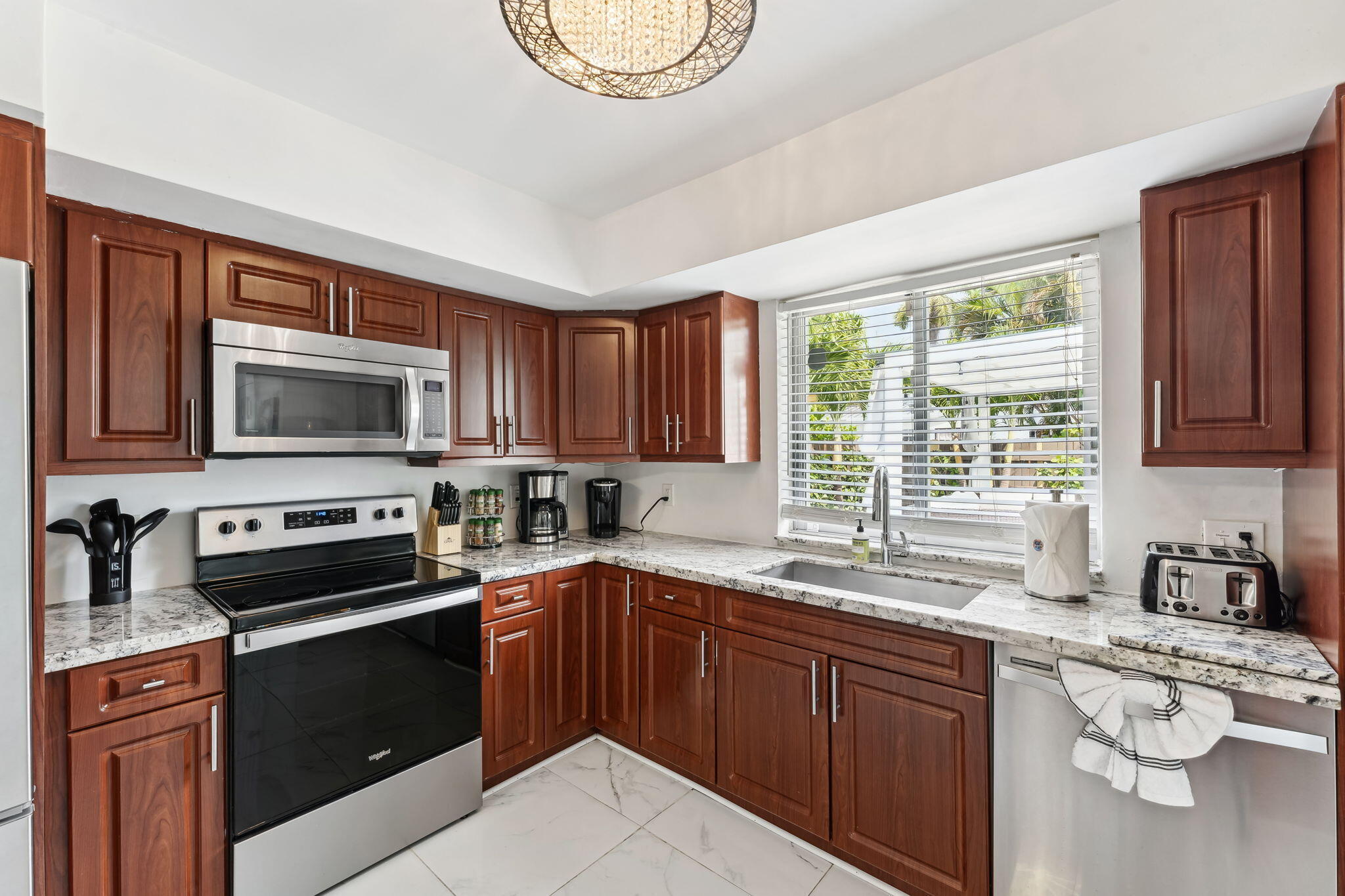 COUNTRY CLUB HOMES - Residential Lease
