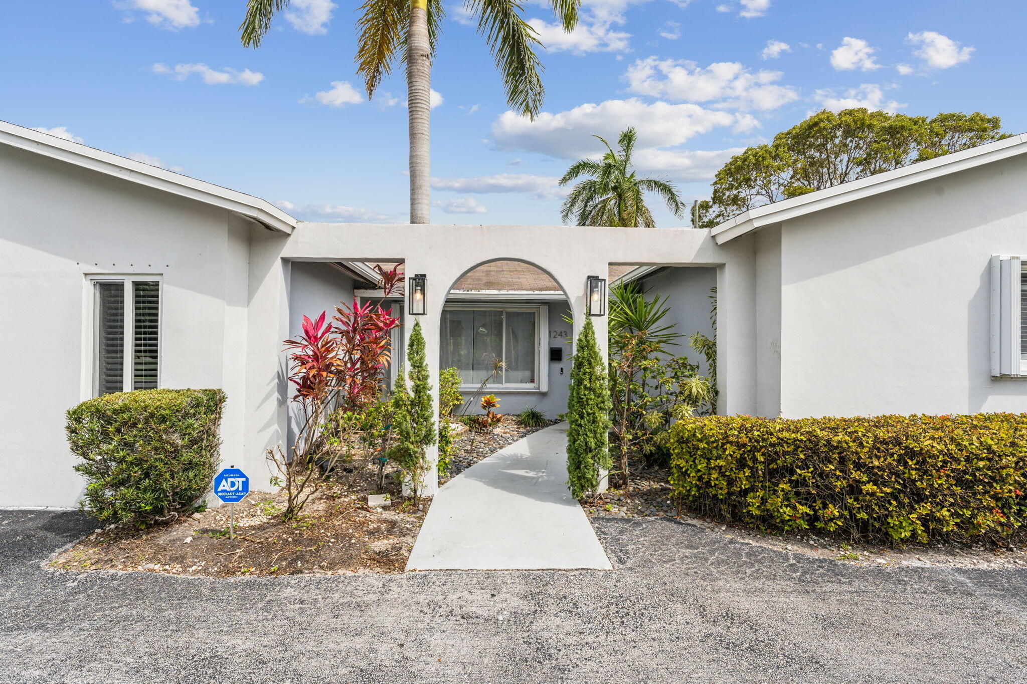 COUNTRY CLUB HOMES - Residential Lease