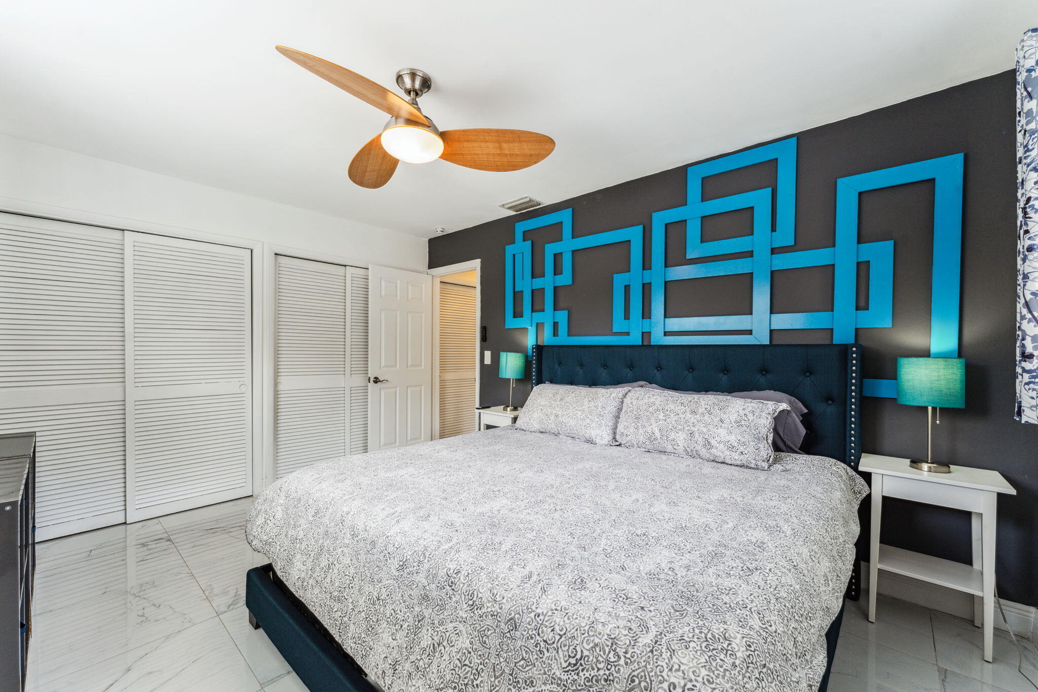 COUNTRY CLUB HOMES - Residential Lease