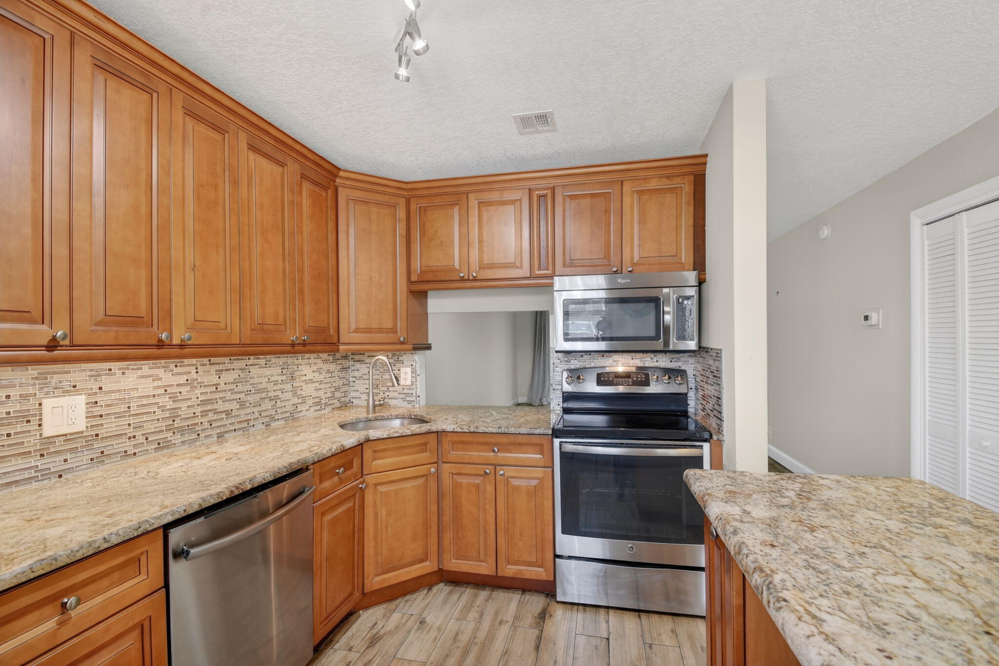 GOLDEN LAKES - Residential