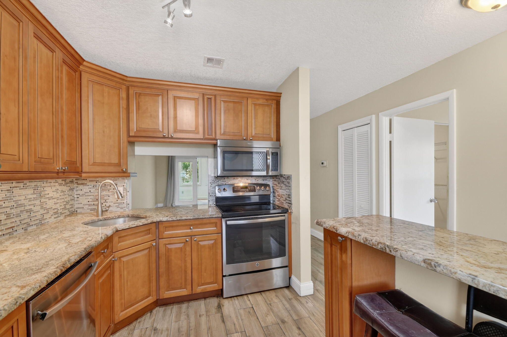 GOLDEN LAKES - Residential