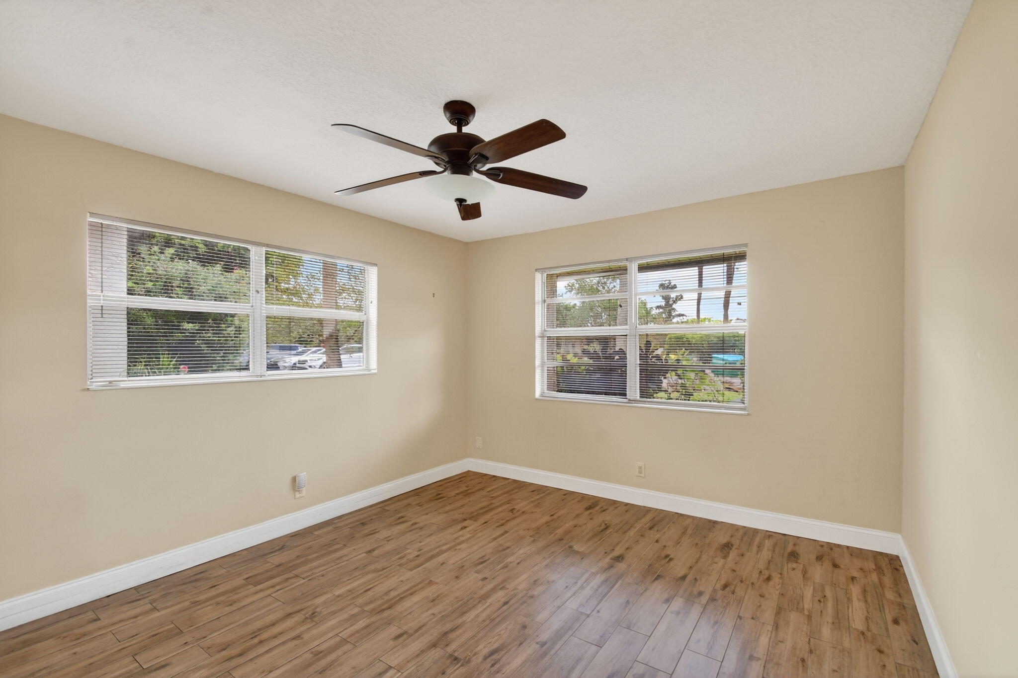 GOLDEN LAKES - Residential
