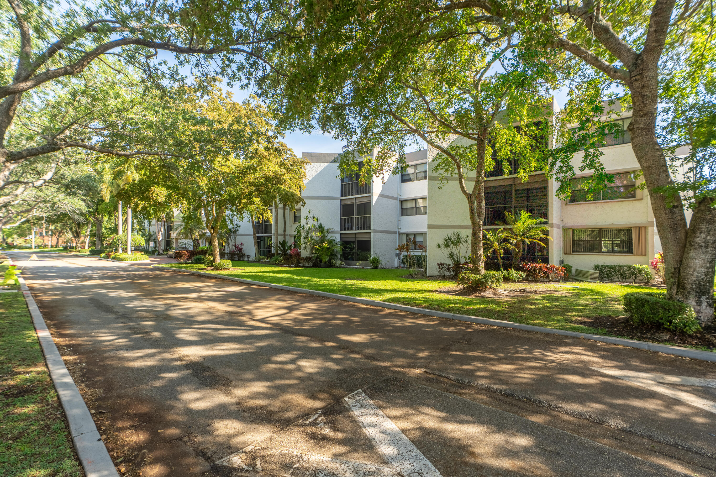 BLDG 8 OF COUNTRY CLUB APTS AT - Residential