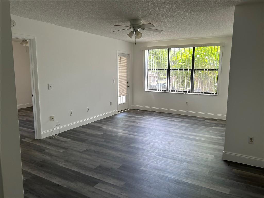 BEAUTIFUL 1/1 WITH BALCONY AND 2 CAR PARKING SPACE ONE COVERED ONE OPEN. EXCELLENT LOCATION, CLOSE TO MAJOR HIGHWAYS. WELL MAINTAINED COMMUNITY WITH TENNIS COURT AND POOL.